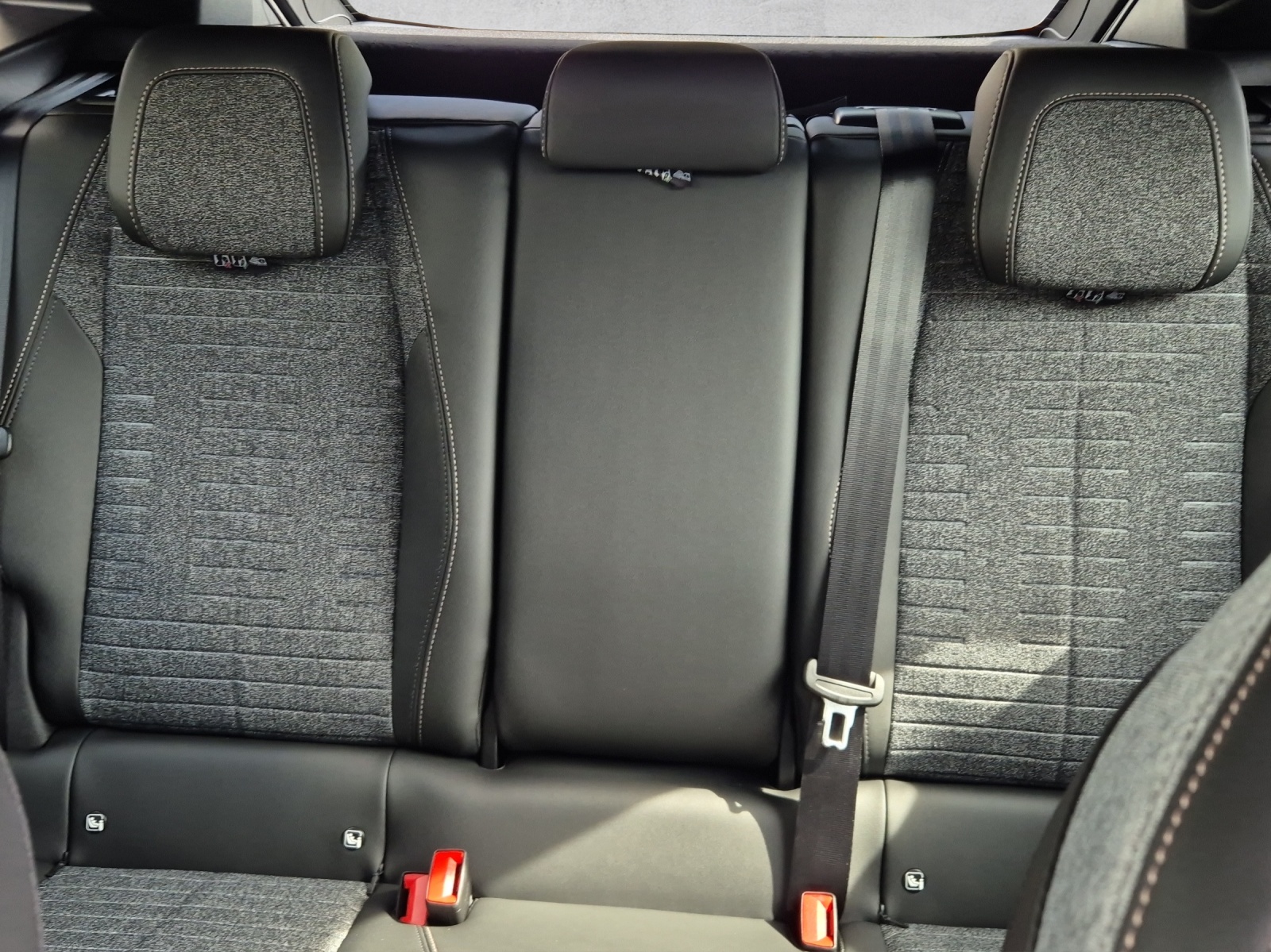 PEUGEOT 3008 e-Allure Premium AWD-image-11