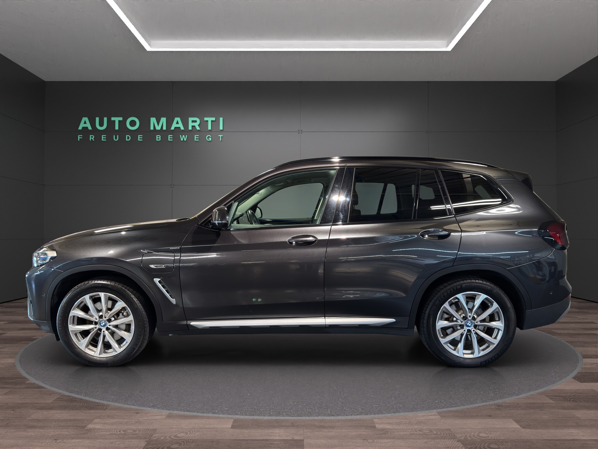 BMW X3 30e xDrive-showroom-element-2