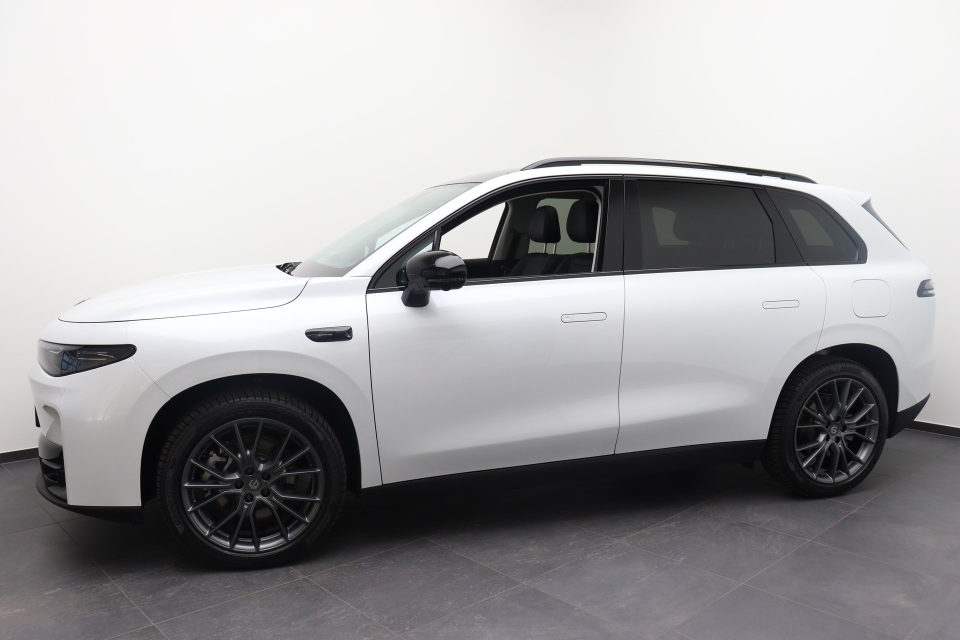 LEAPMOTOR C10 EV AWD-showroom-element-2