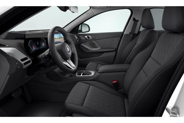 BMW 120i-showroom-element-2