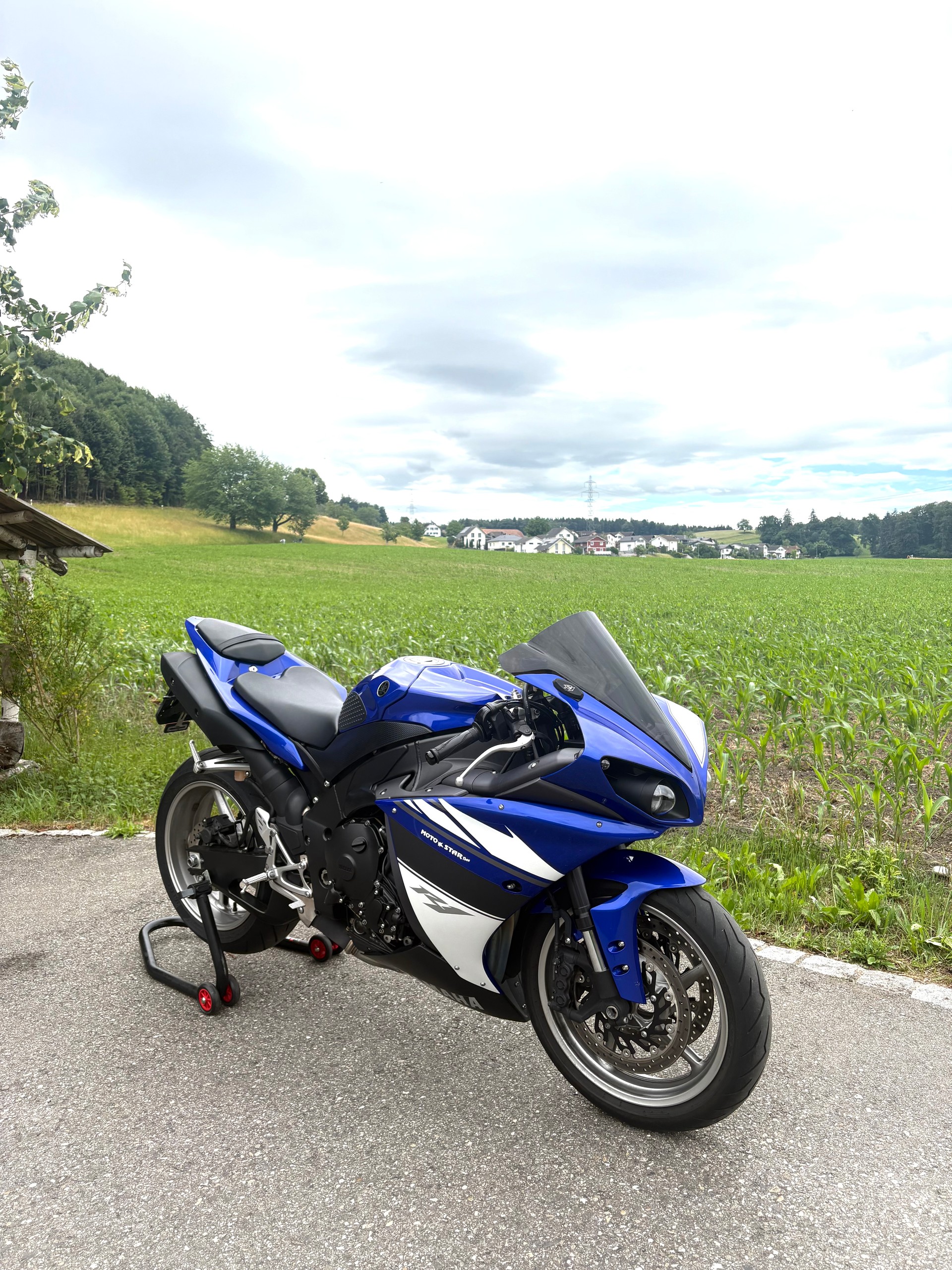 YAMAHA YZF-R1-image-2