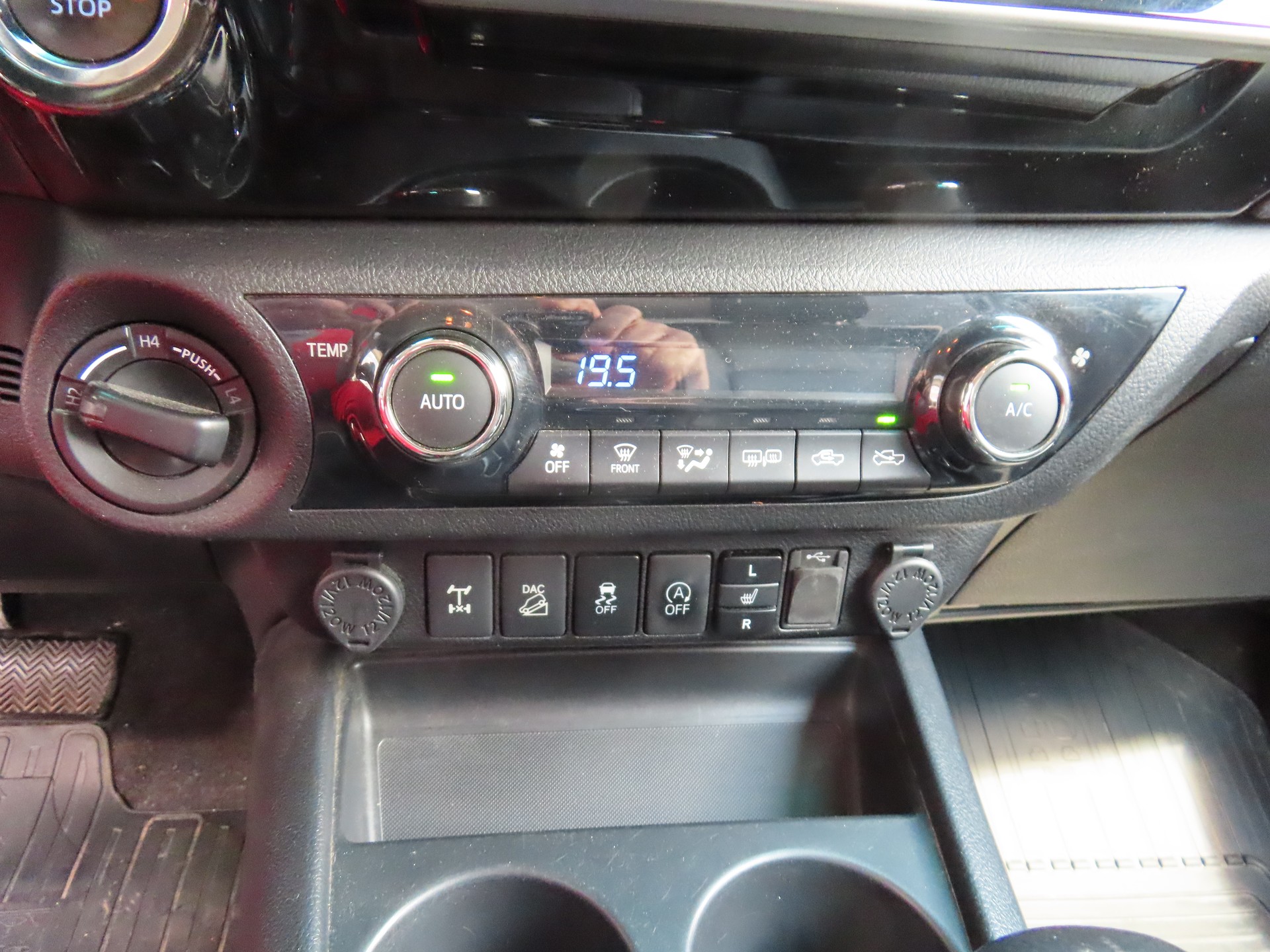 TOYOTA Hilux 2.4-4D Sol Premium Double Cab 4x4 A-image-9