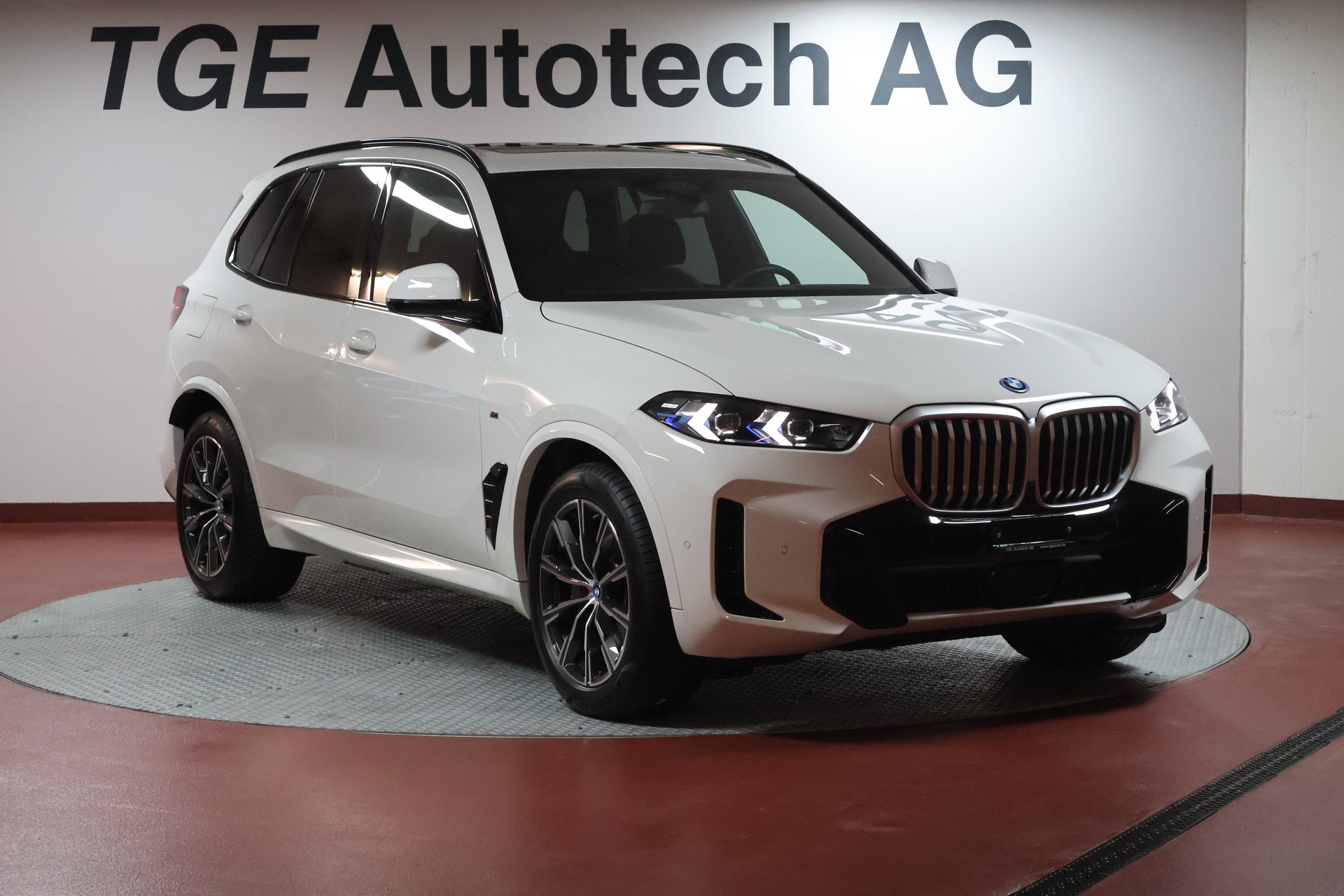 BMW X5 xDrive 50e M Sport Steptronic-showroom-element-3