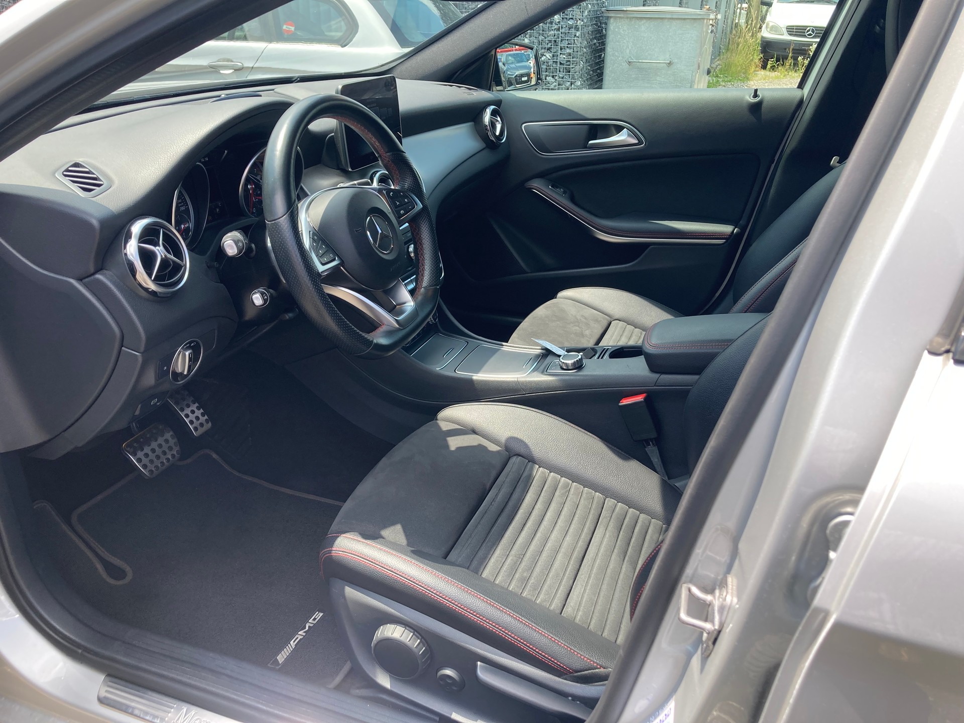 MERCEDES-BENZ GLA 250 AMG Line 4Matic 7G-DCT *AHK 1500Kg*-image-5
