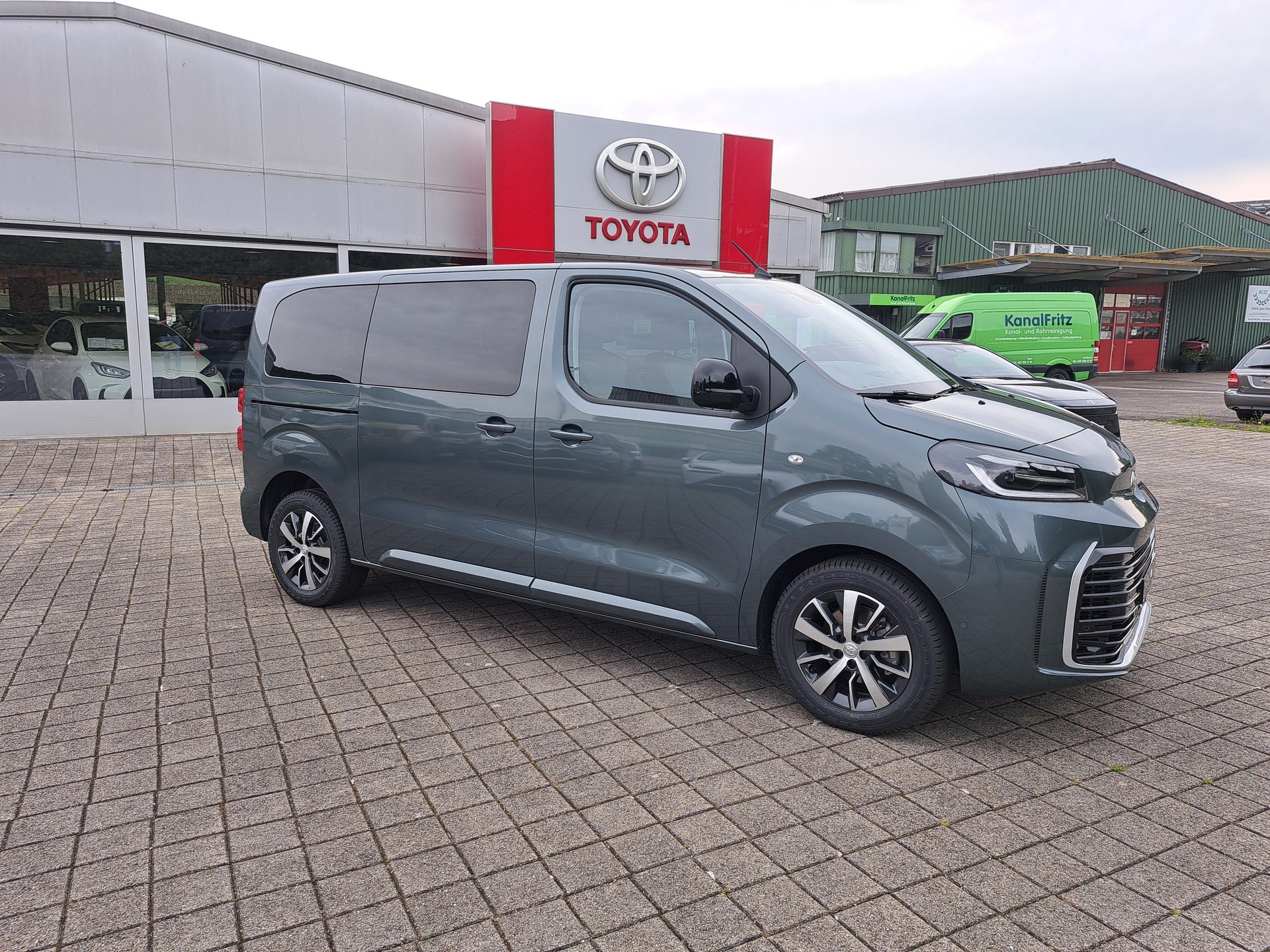 TOYOTA Proace Verso 2.0 D-4D Trend Medium Aut.-image-2