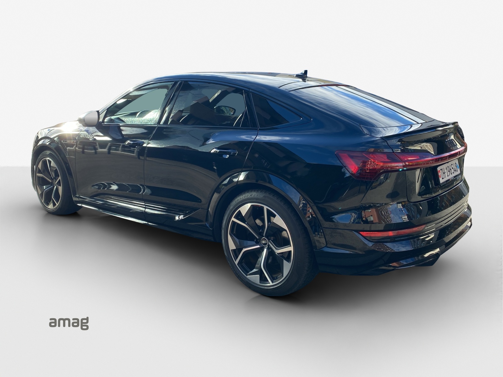 AUDI e-tron S Sportback quattro-showroom-element-2