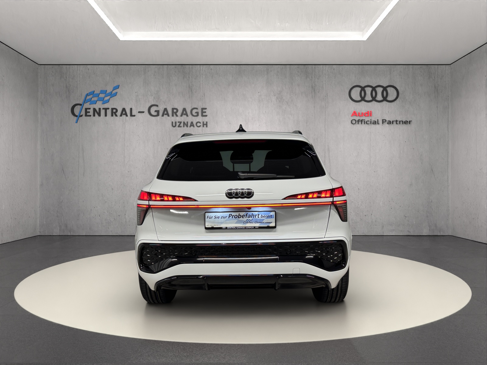 AUDI Q3 SUV e-hybrid 200 kW S tronig-showroom-element-3