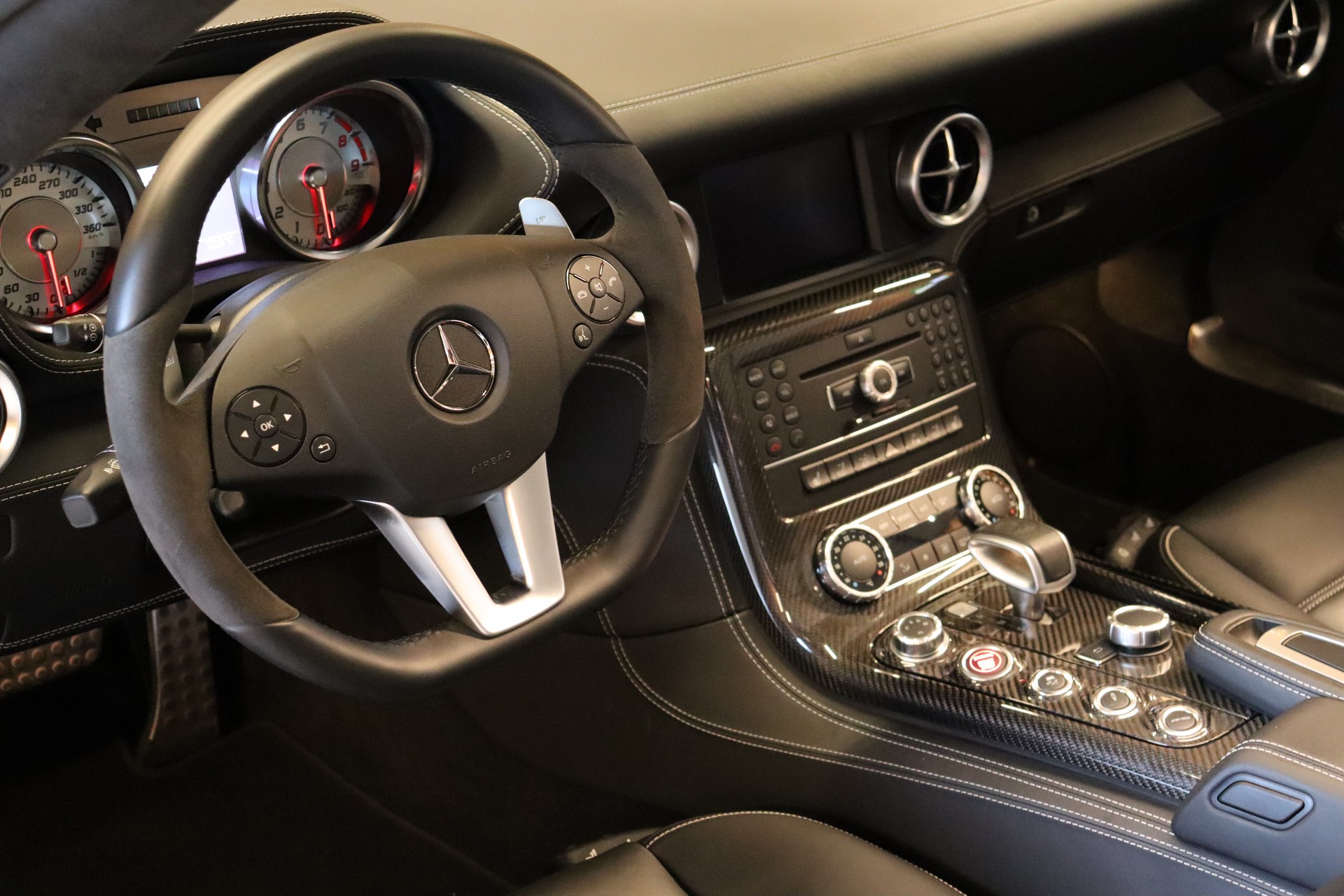 MERCEDES-BENZ SLS AMG Roadster-image-12