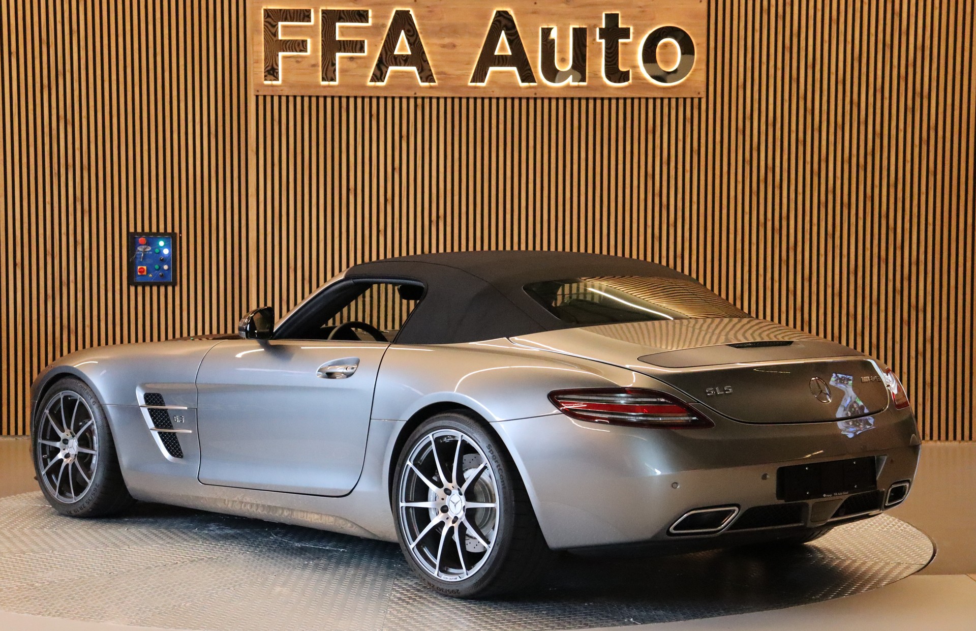 MERCEDES-BENZ SLS AMG Roadster-image-8