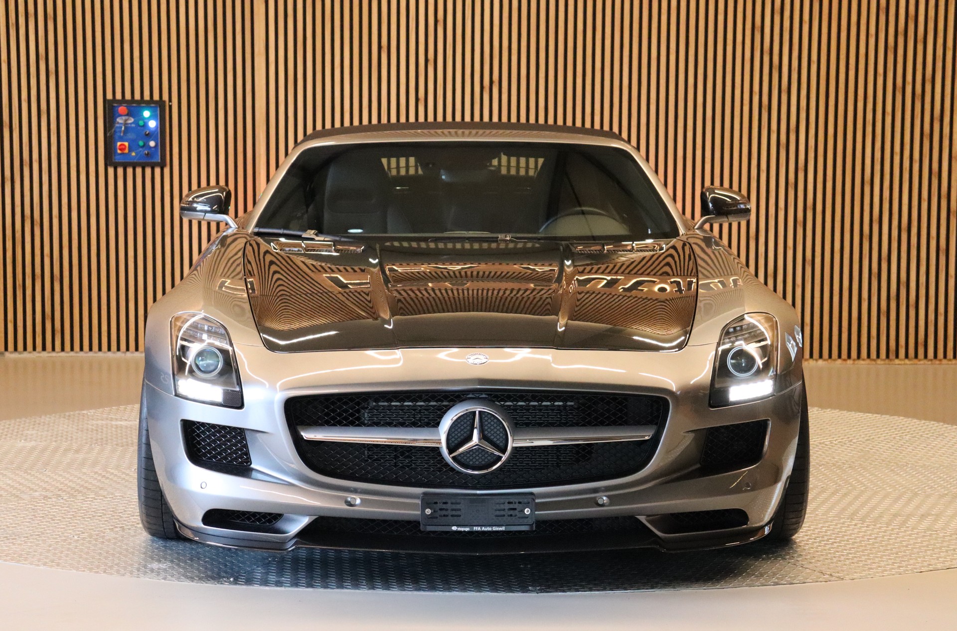 MERCEDES-BENZ SLS AMG Roadster-showroom-element-3