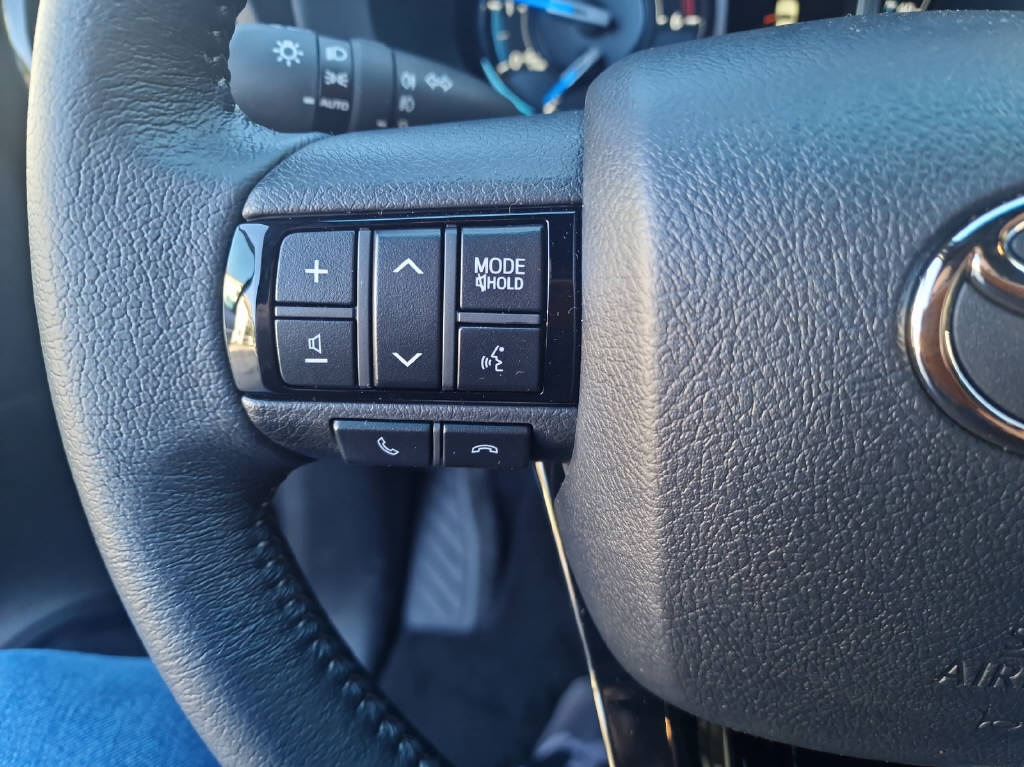 TOYOTA Hilux 2.8d MHEV Invincible Double Cab 4x4-image-7