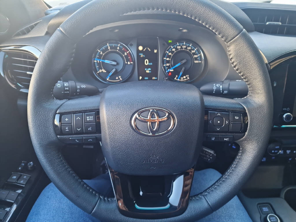 TOYOTA Hilux 2.8d MHEV Invincible Double Cab 4x4-image-6
