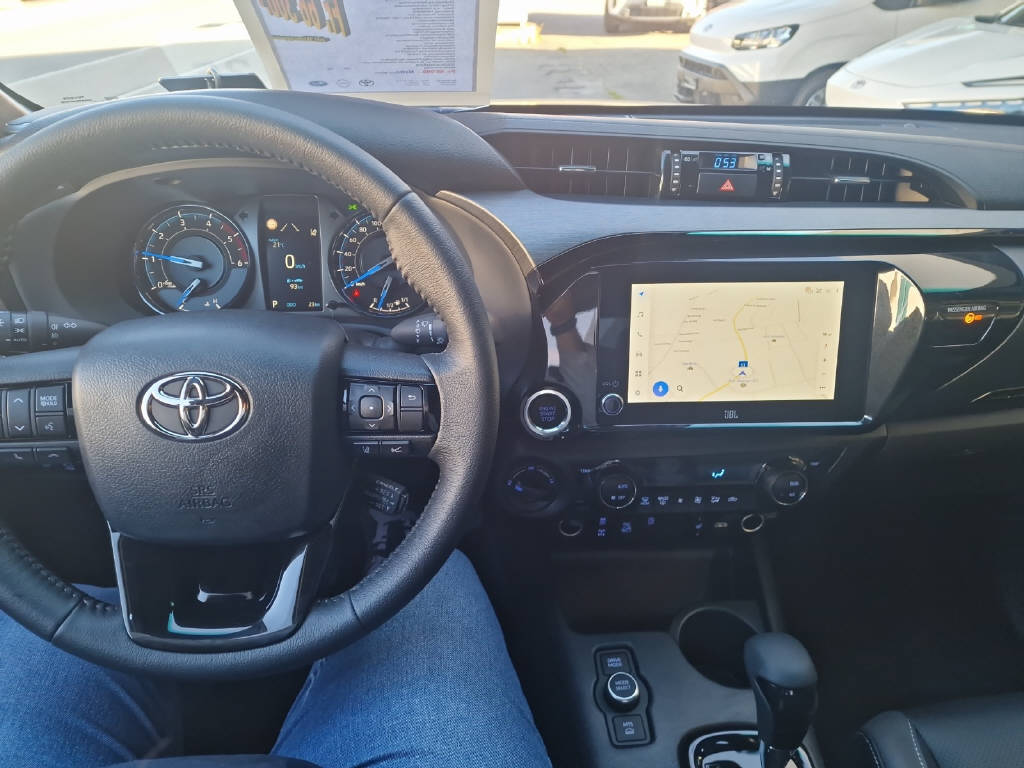TOYOTA Hilux 2.8d MHEV Invincible Double Cab 4x4-image-9