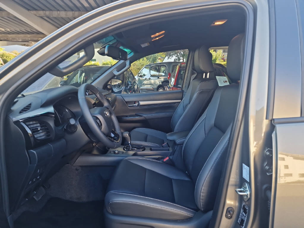 TOYOTA Hilux 2.8d MHEV Invincible Double Cab 4x4-image-5