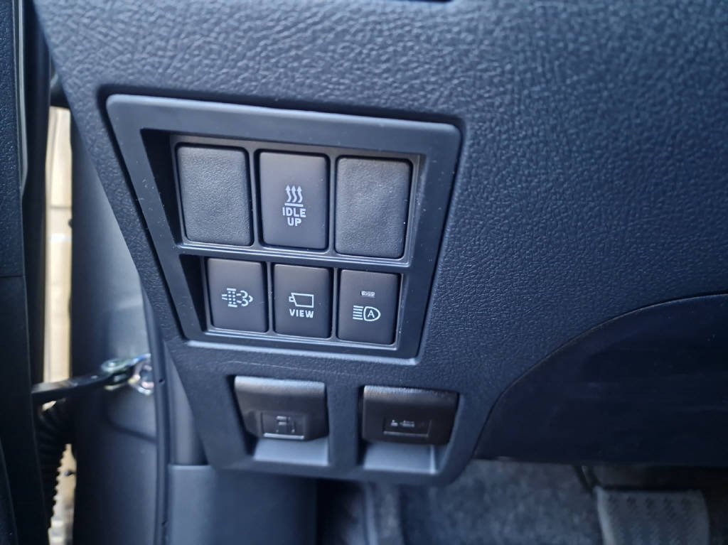 TOYOTA Hilux 2.8d MHEV Invincible Double Cab 4x4-image-13