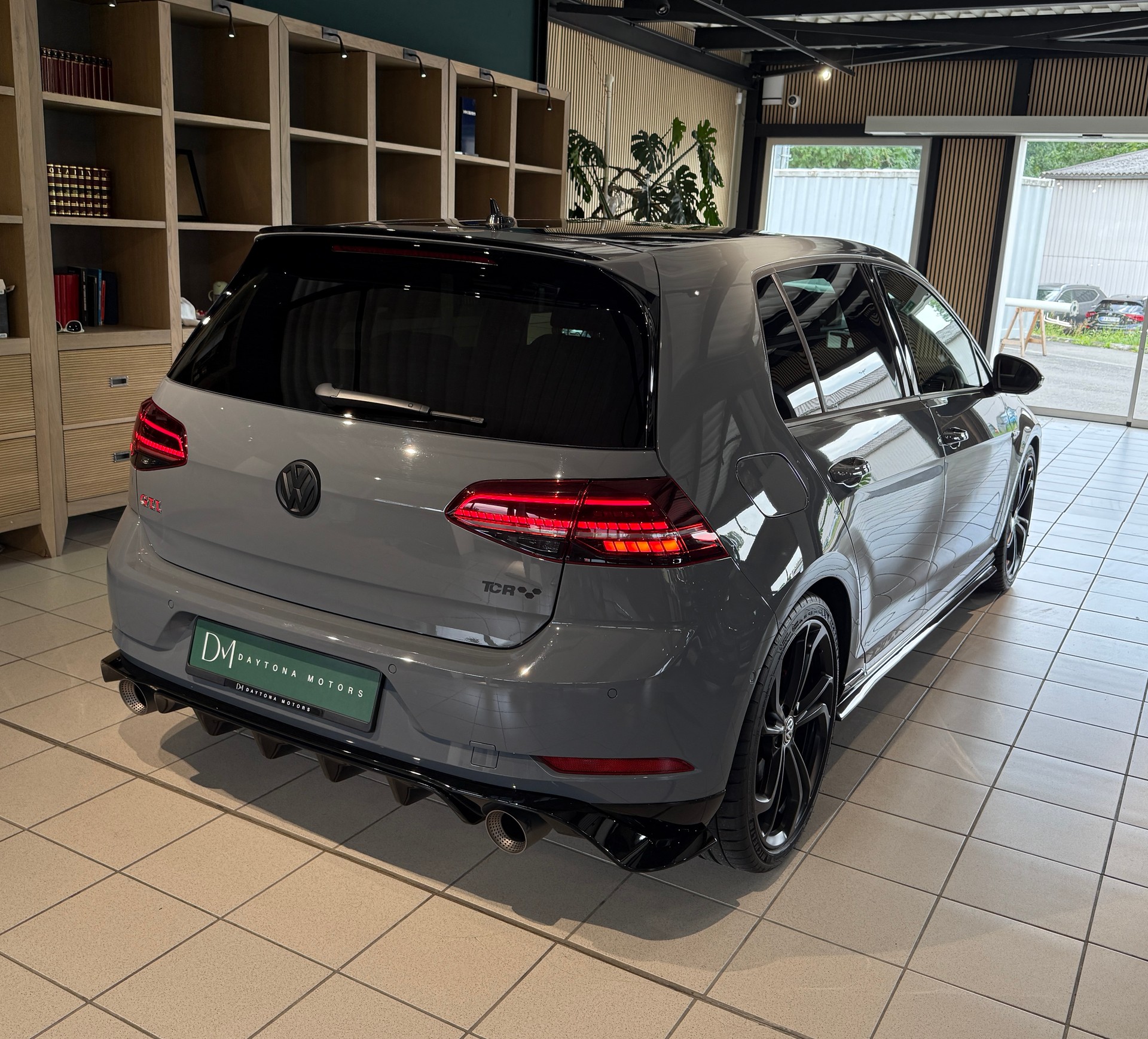VW Golf 2.0 TSI GTI TCR DSG-showroom-element-3