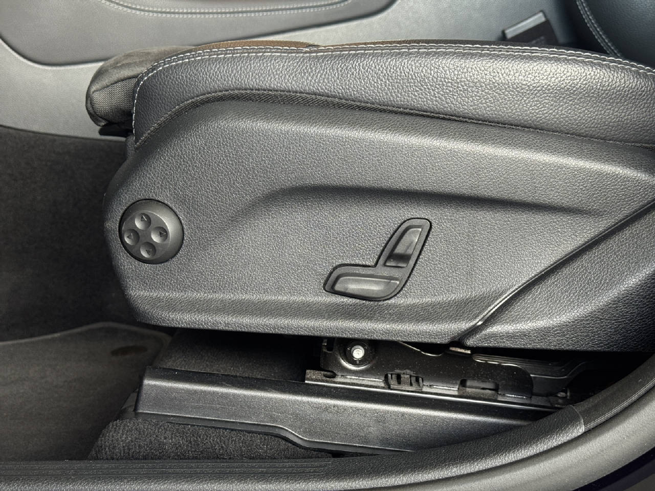 MERCEDES-BENZ GLC Coupé 300 AMG Line 4M AHK-image-6
