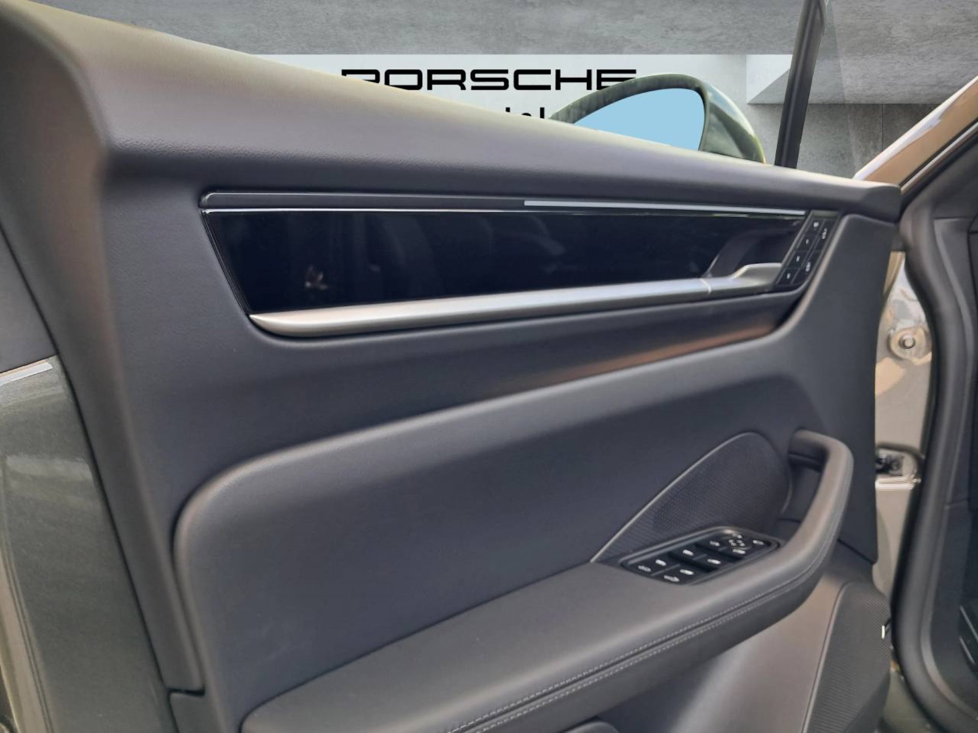 PORSCHE Macan 4S-image-28