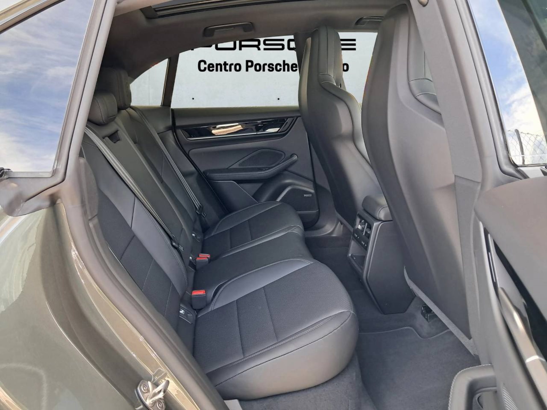 PORSCHE Macan 4S-image-17