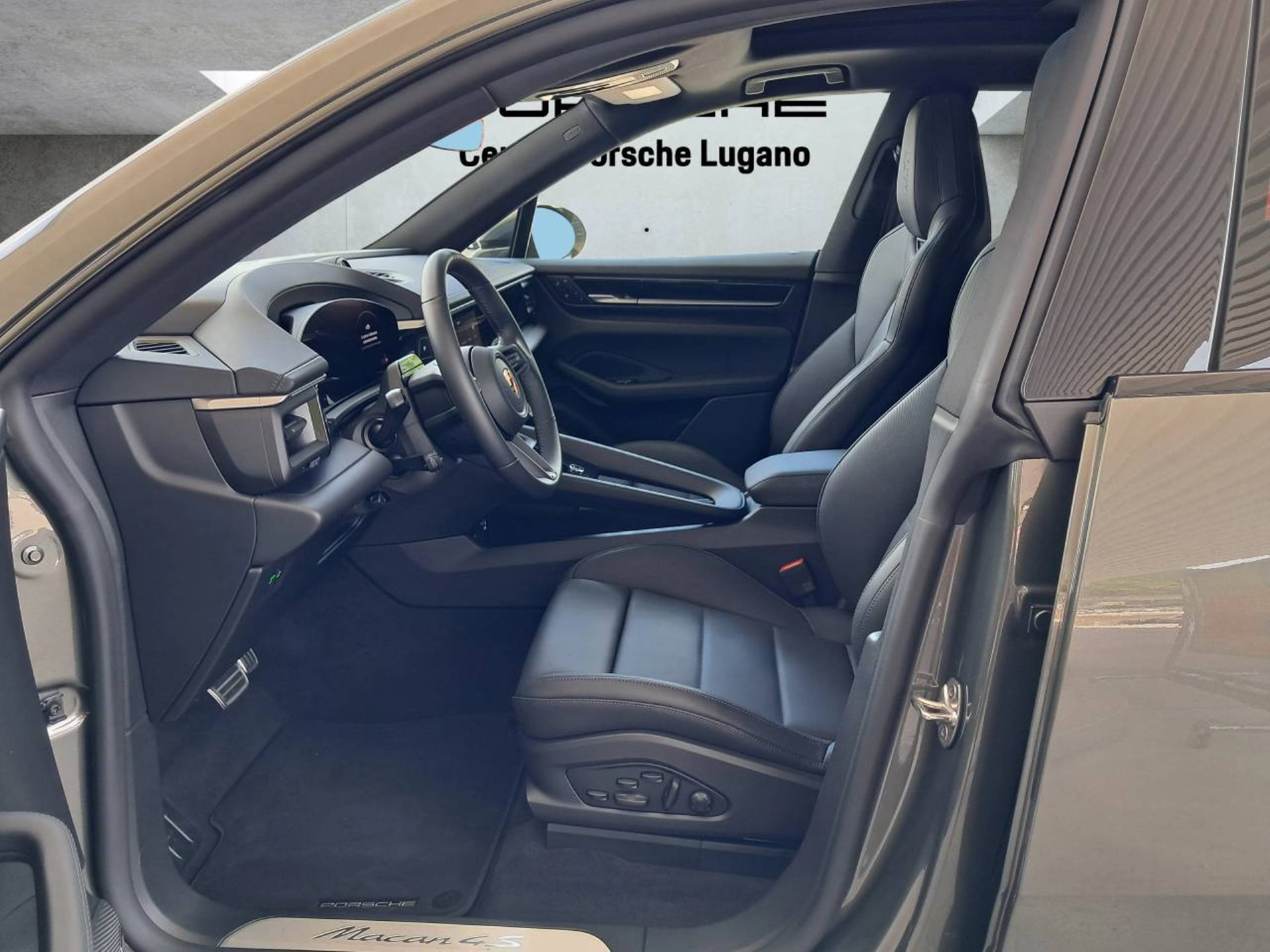 PORSCHE Macan 4S-showroom-element-3
