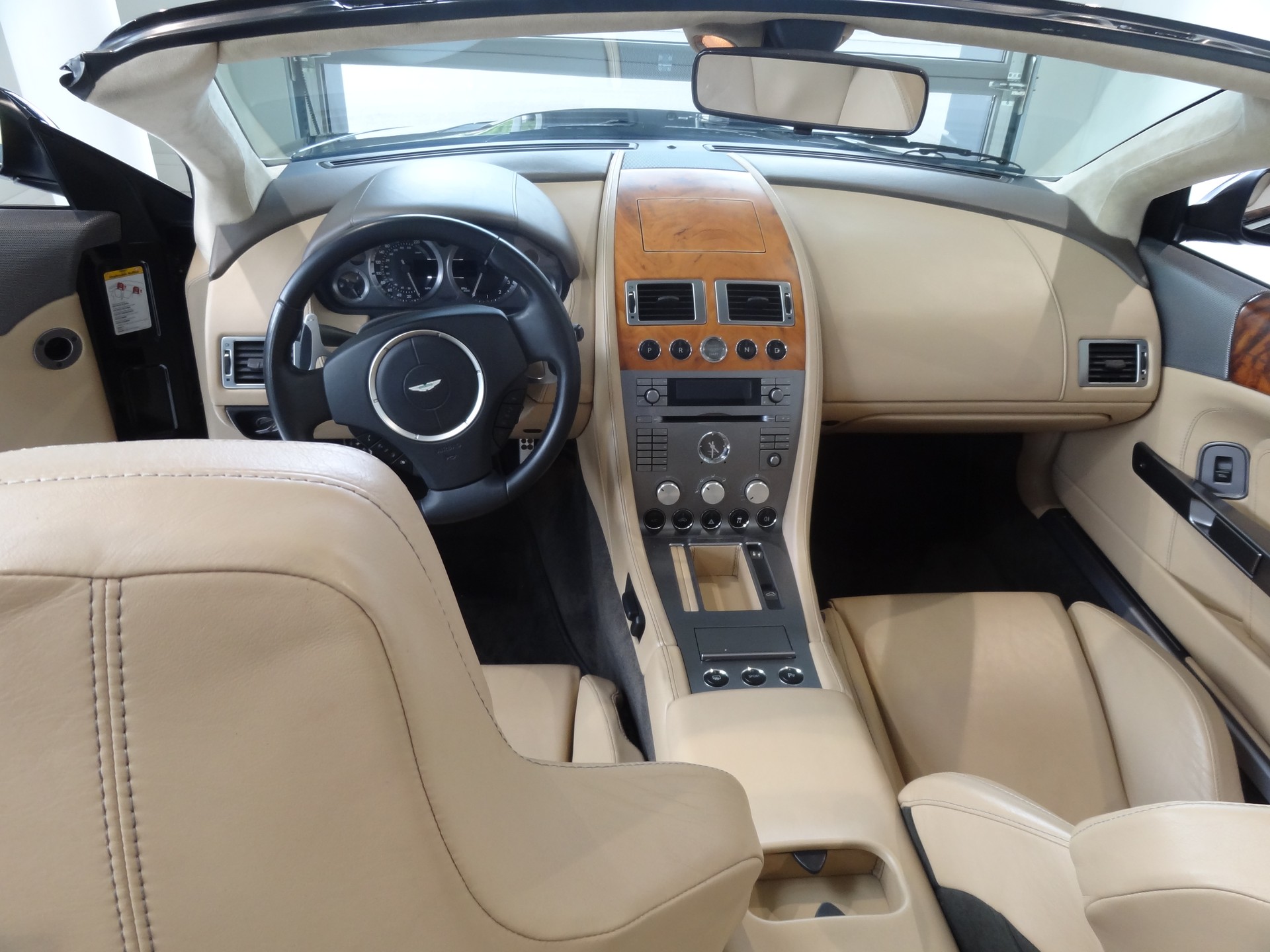 ASTON MARTIN DB9 Volante-image-6