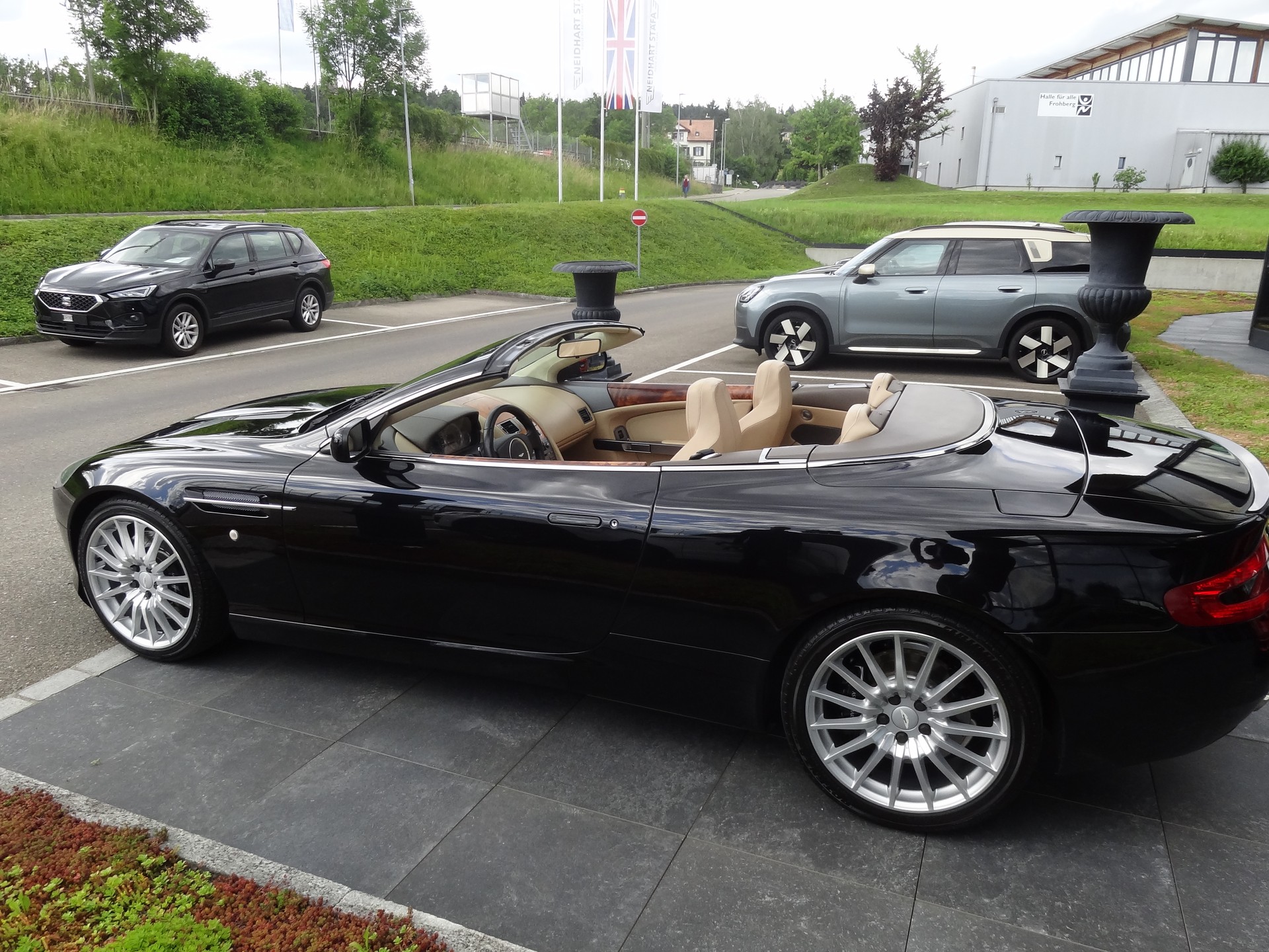 ASTON MARTIN DB9 Volante-showroom-element-3