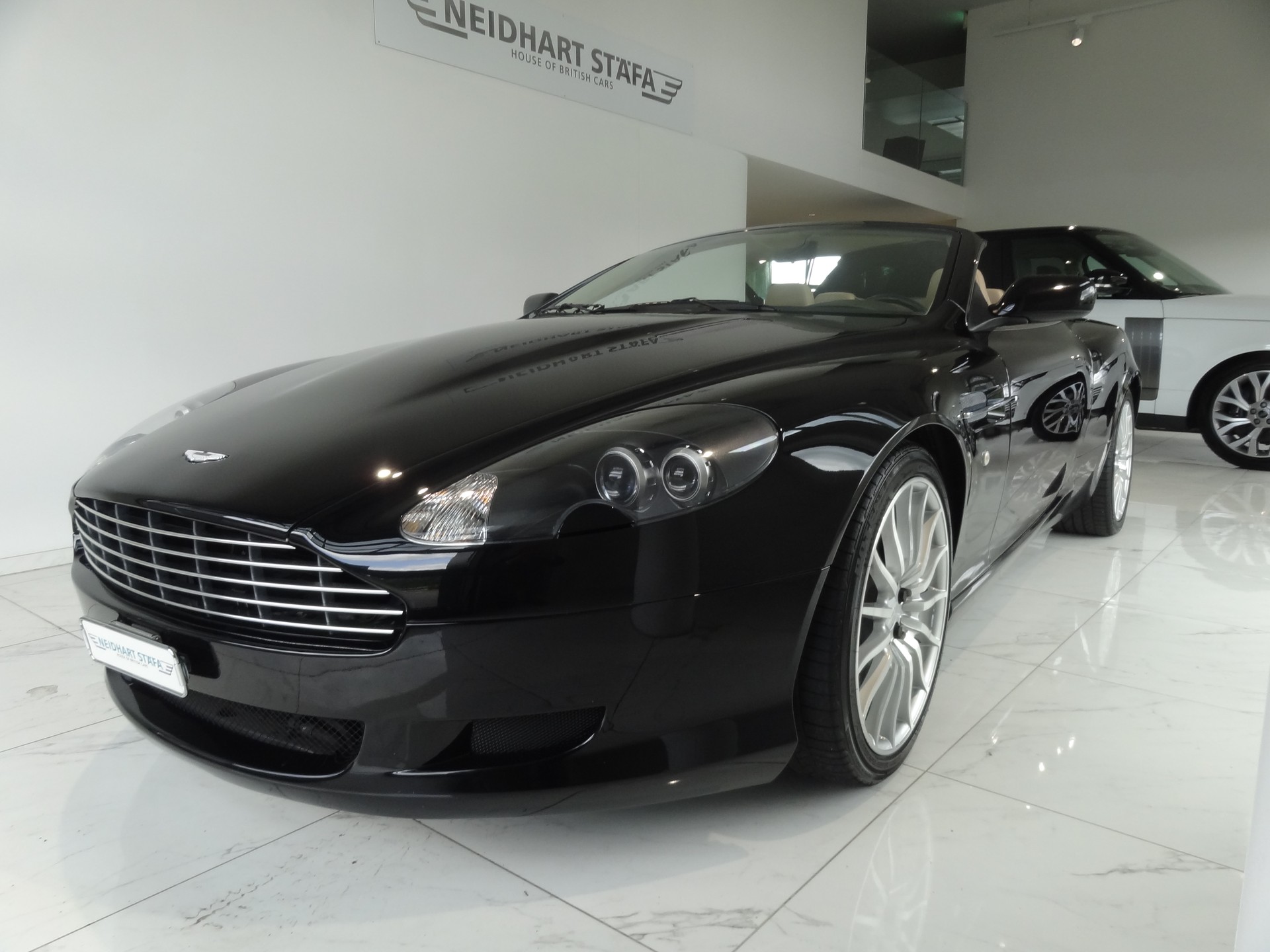 ASTON MARTIN DB9 Volante-showroom-element-1