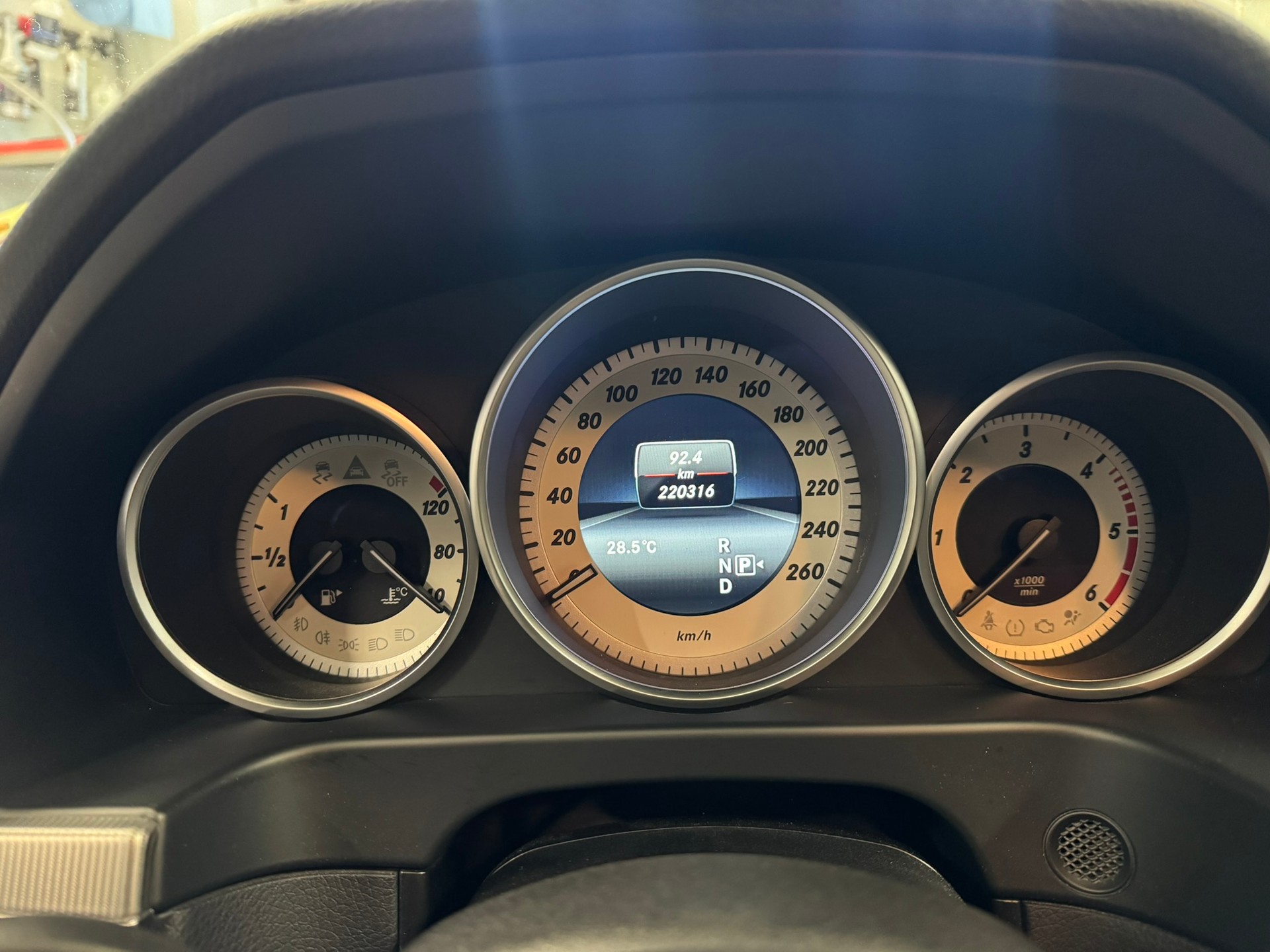 MERCEDES-BENZ E 250 BlueTEC Avantgarde 4Matic 7G-Tronic-image-10