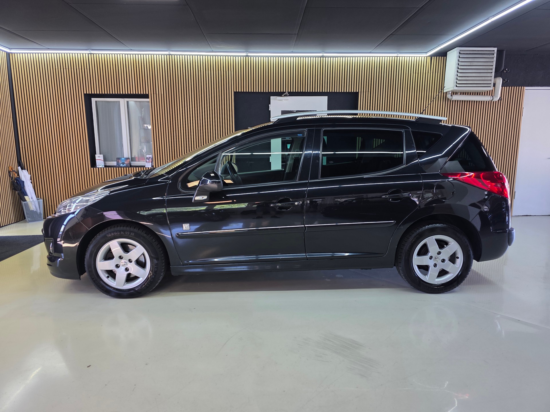 PEUGEOT 207 SW 1.4 16V Swiss Edition-showroom-element-3