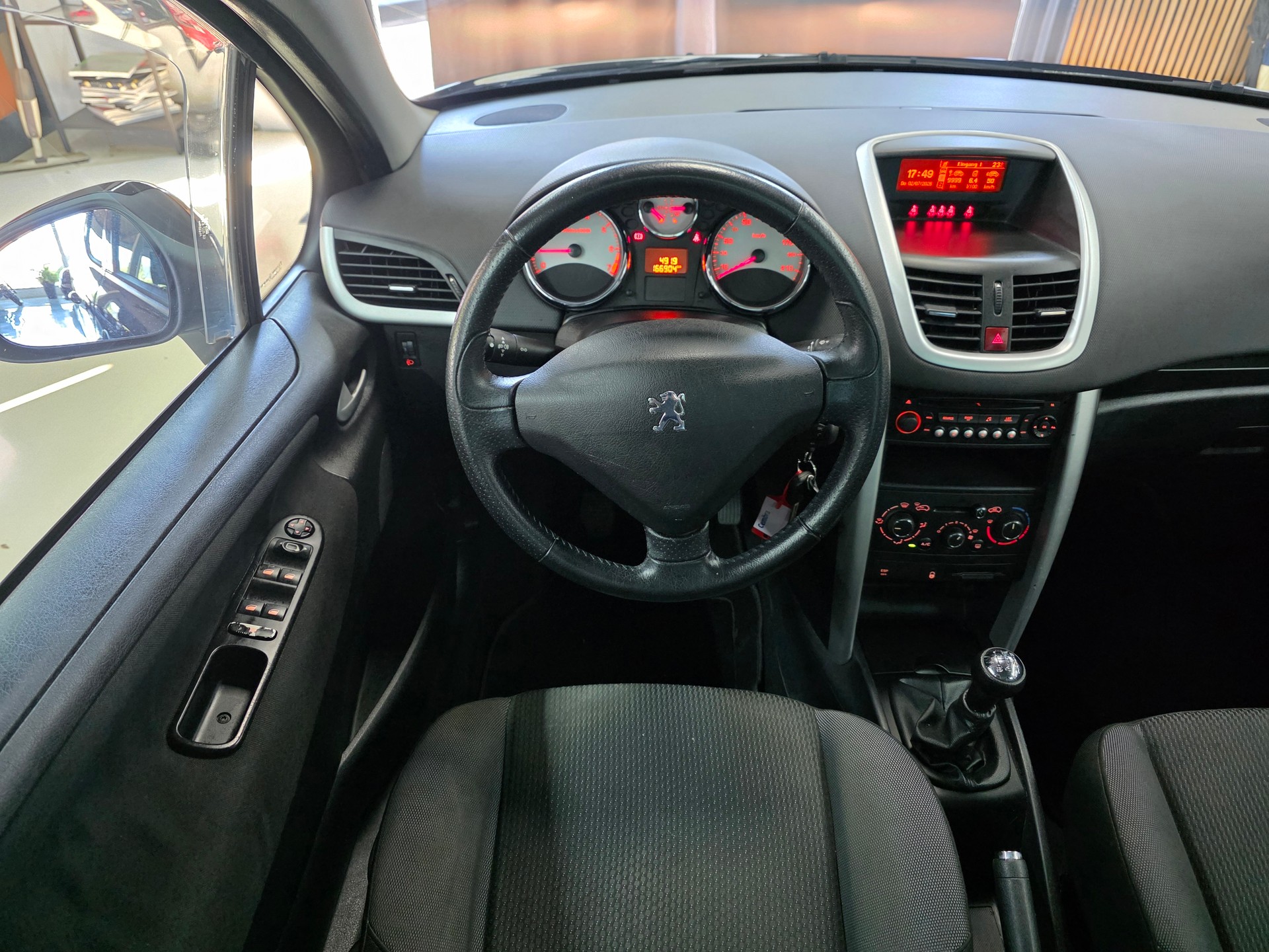 PEUGEOT 207 SW 1.4 16V Swiss Edition-image-10