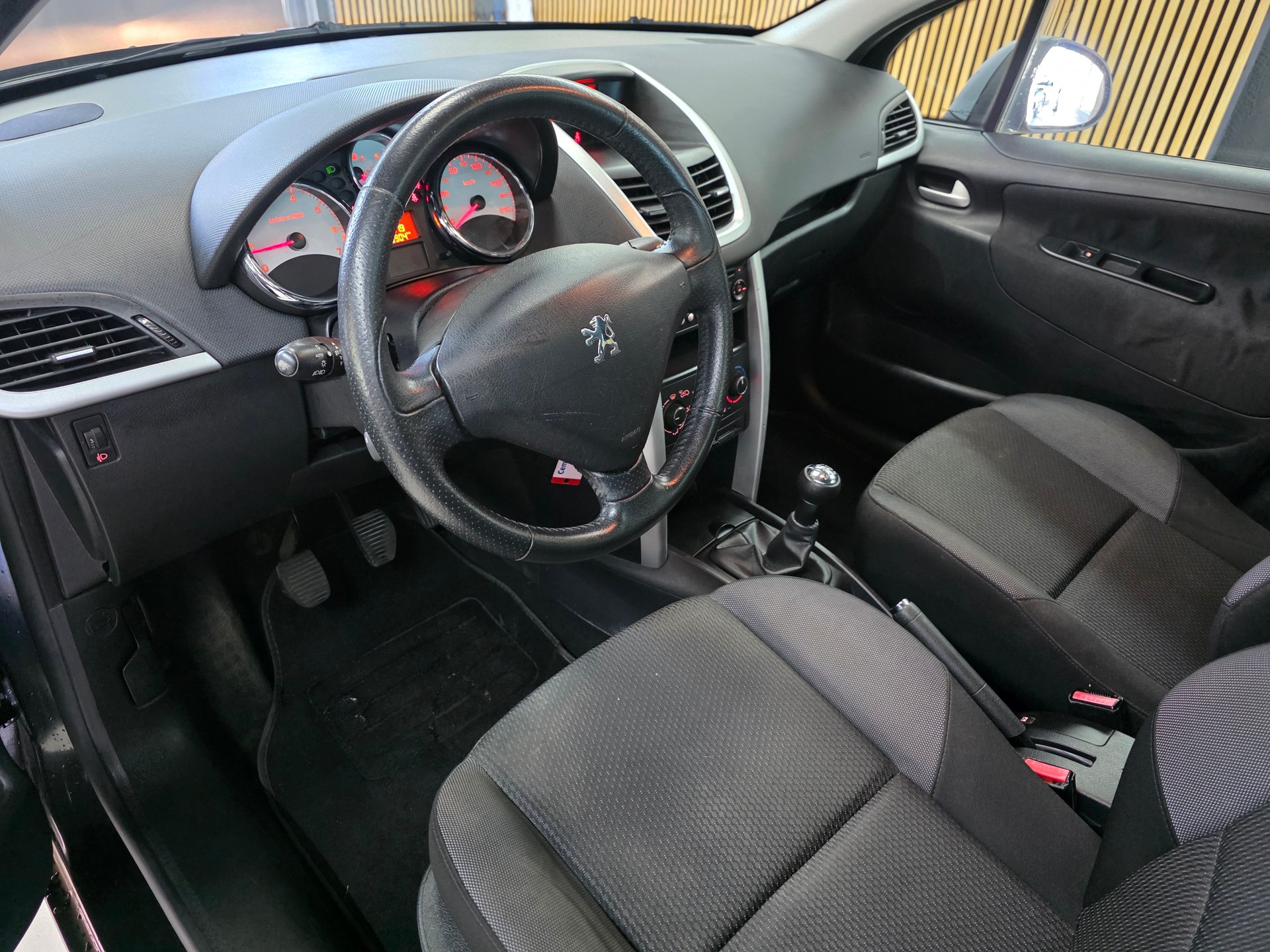 PEUGEOT 207 SW 1.4 16V Swiss Edition-image-7