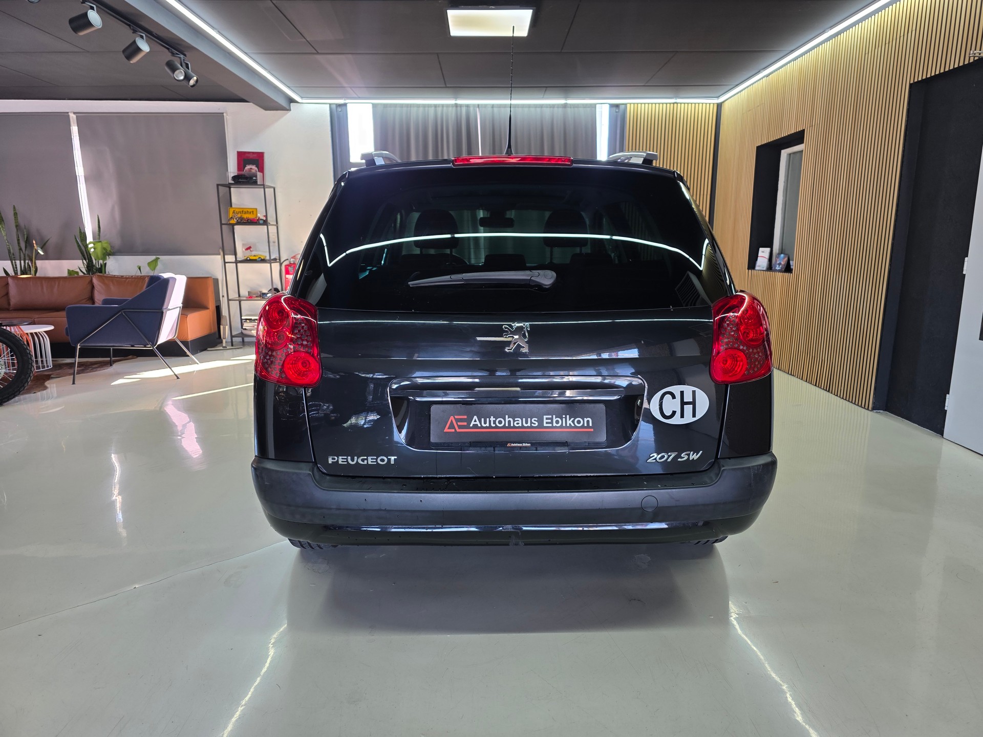 PEUGEOT 207 SW 1.4 16V Swiss Edition-image-5