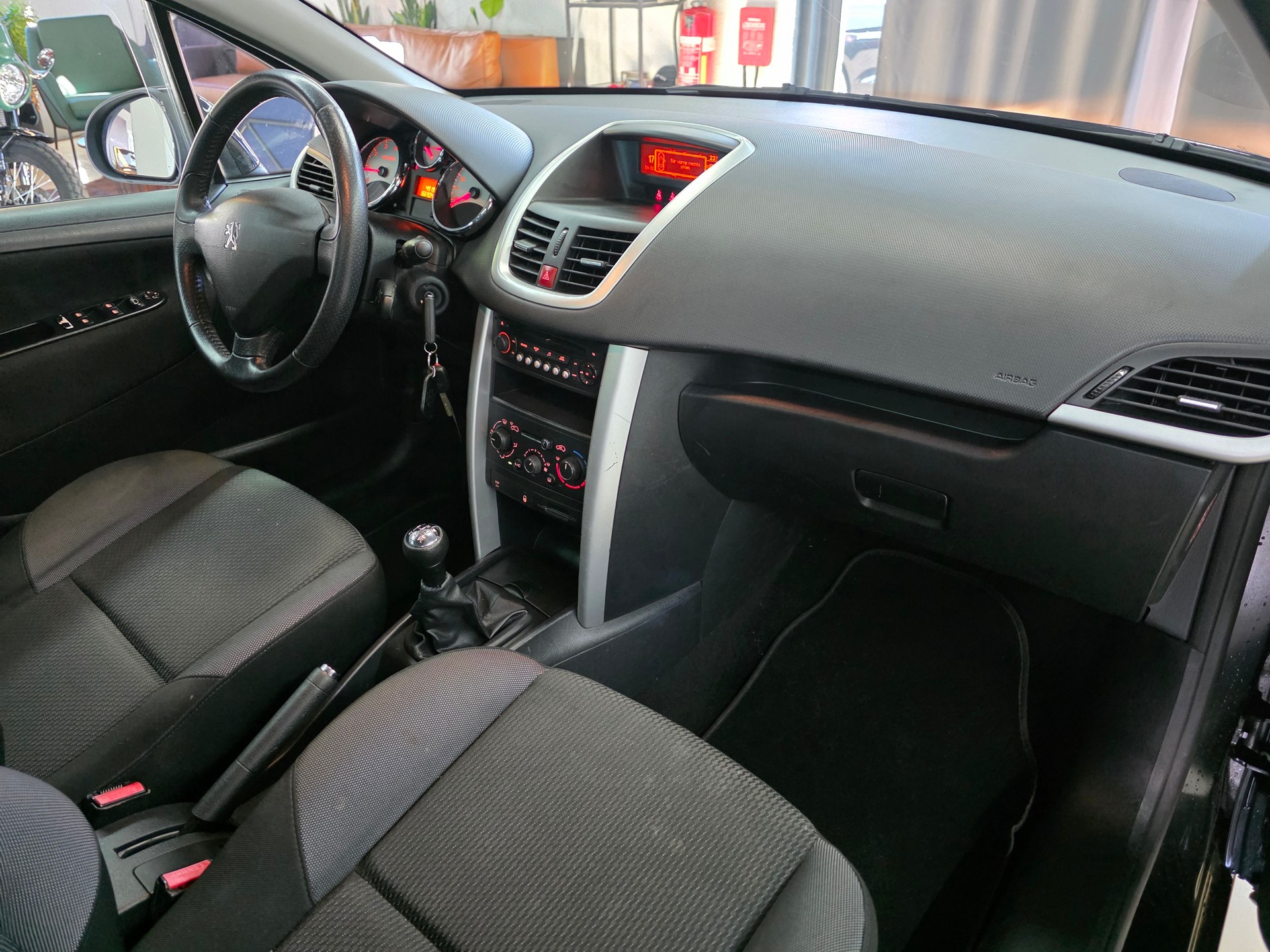PEUGEOT 207 SW 1.4 16V Swiss Edition-image-8