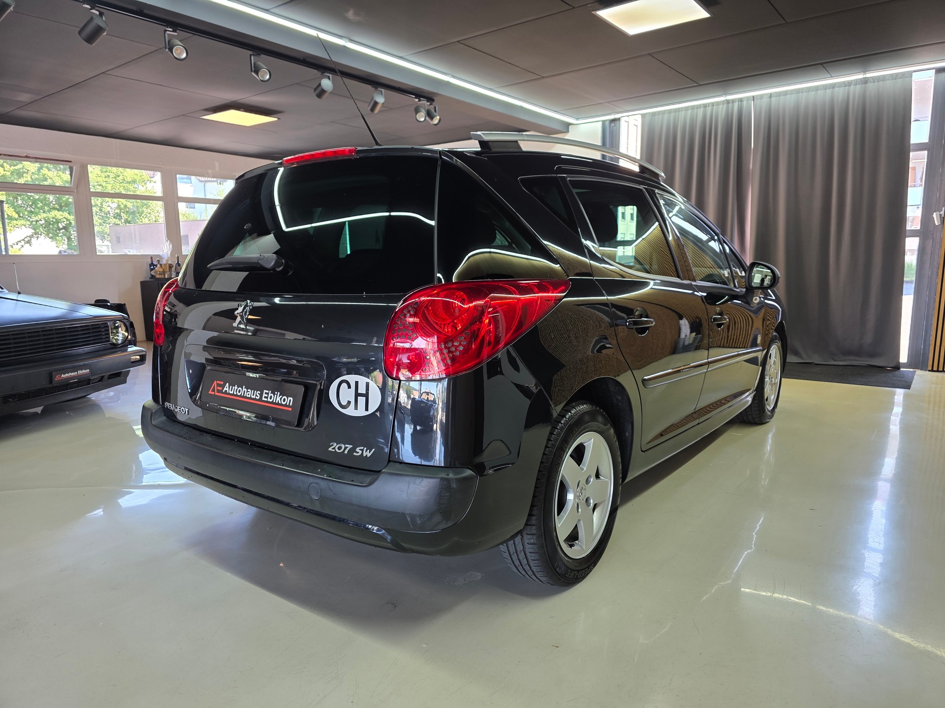 PEUGEOT 207 SW 1.4 16V Swiss Edition-image-6