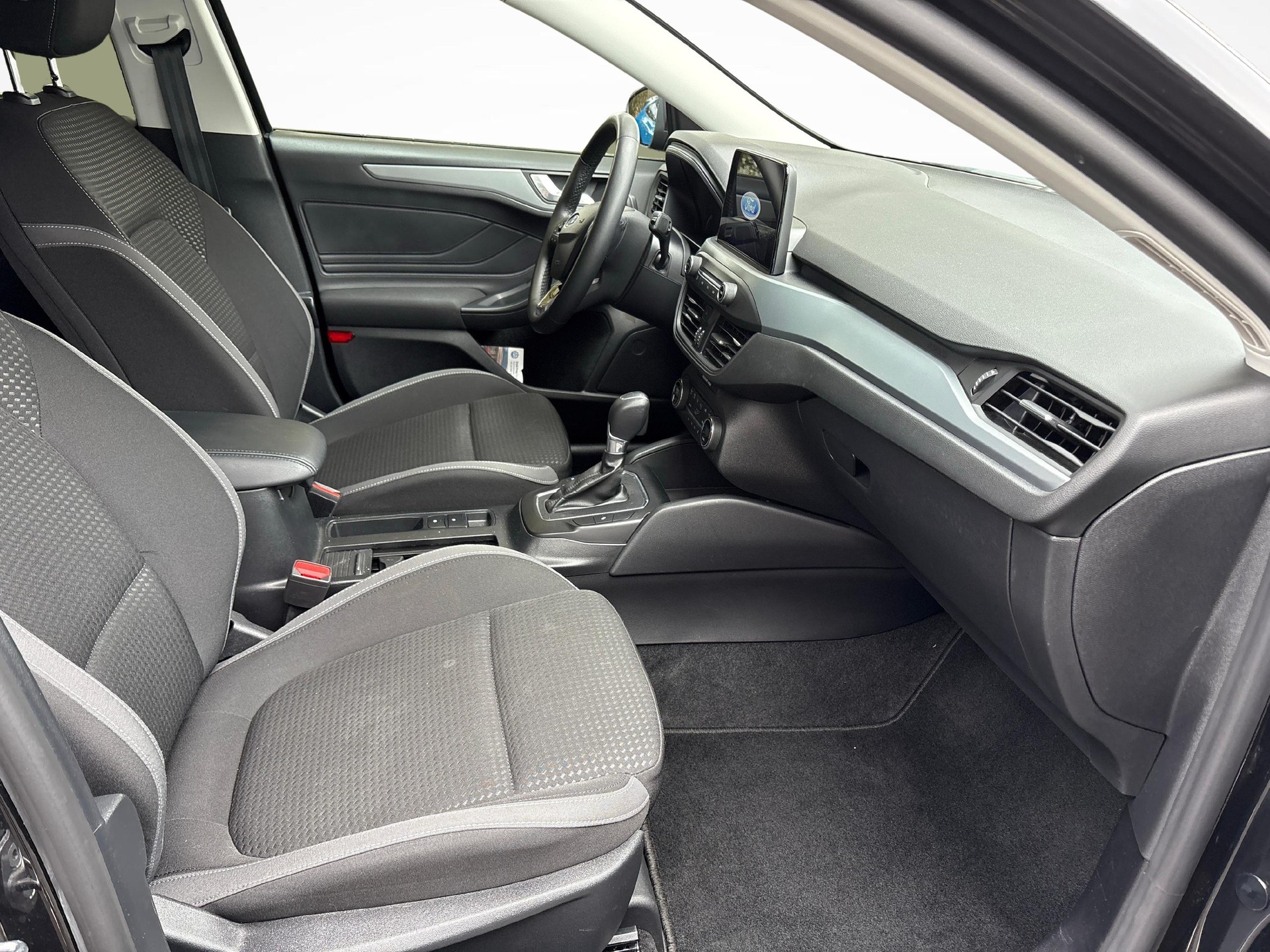 FORD Focus Station Wagon 1.0i EcoB Hybrid 125 Cool & Connect-image-9
