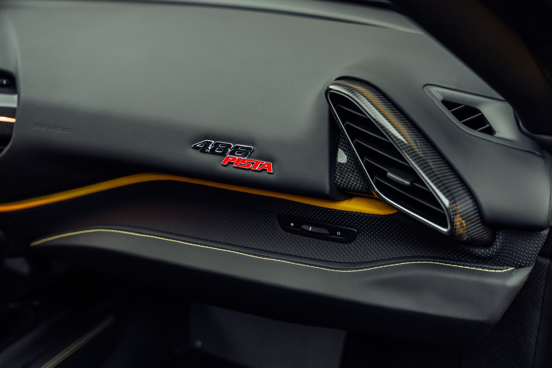 FERRARI 488 Pista 3.9 V8 Giallo Modena-image-16
