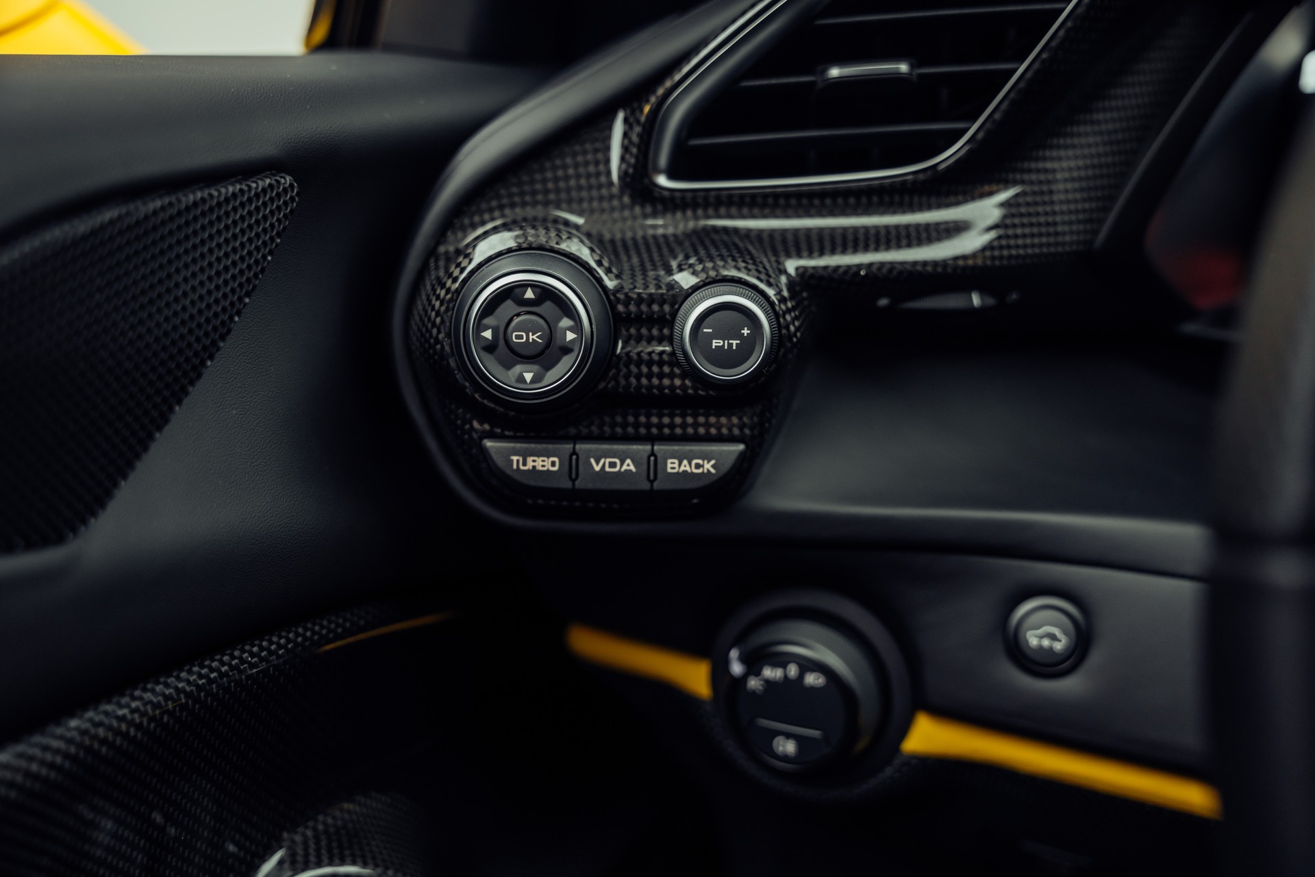 FERRARI 488 Pista 3.9 V8 Giallo Modena-image-12