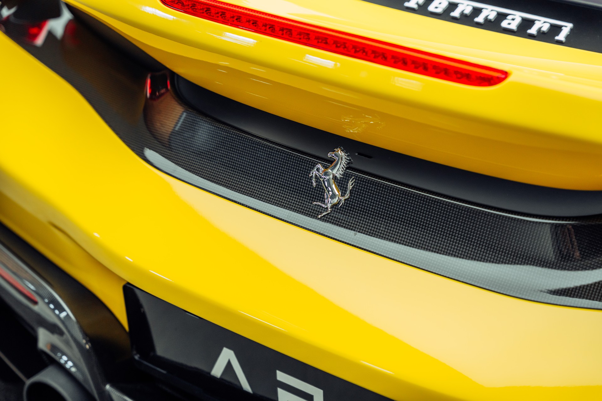 FERRARI 488 Pista 3.9 V8 Giallo Modena-image-25