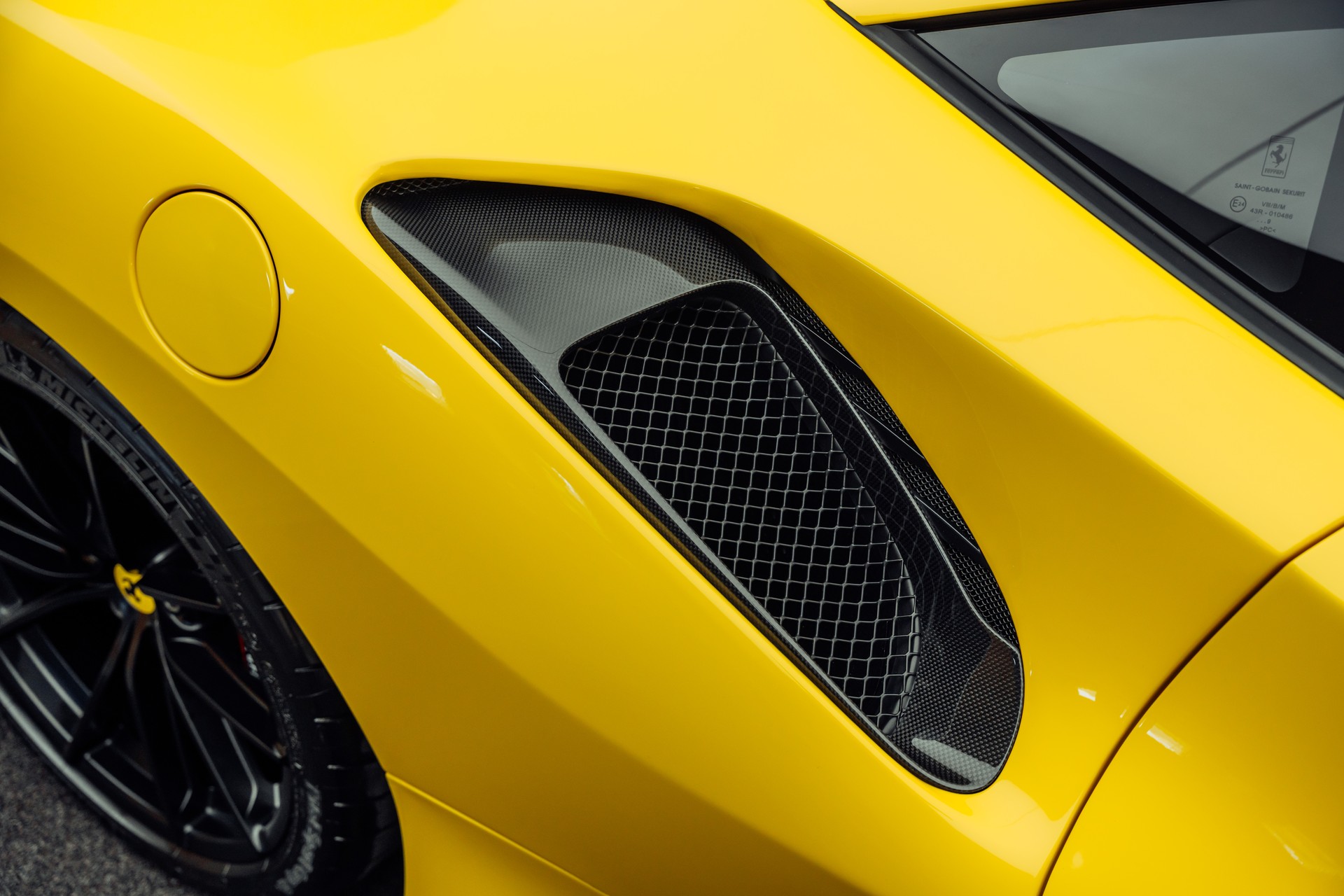 FERRARI 488 Pista 3.9 V8 Giallo Modena-image-23