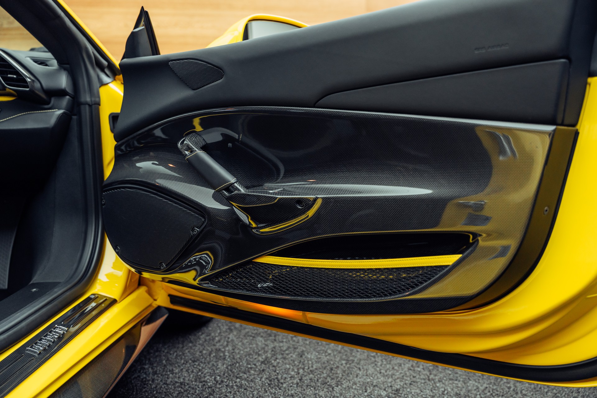 FERRARI 488 Pista 3.9 V8 Giallo Modena-image-17