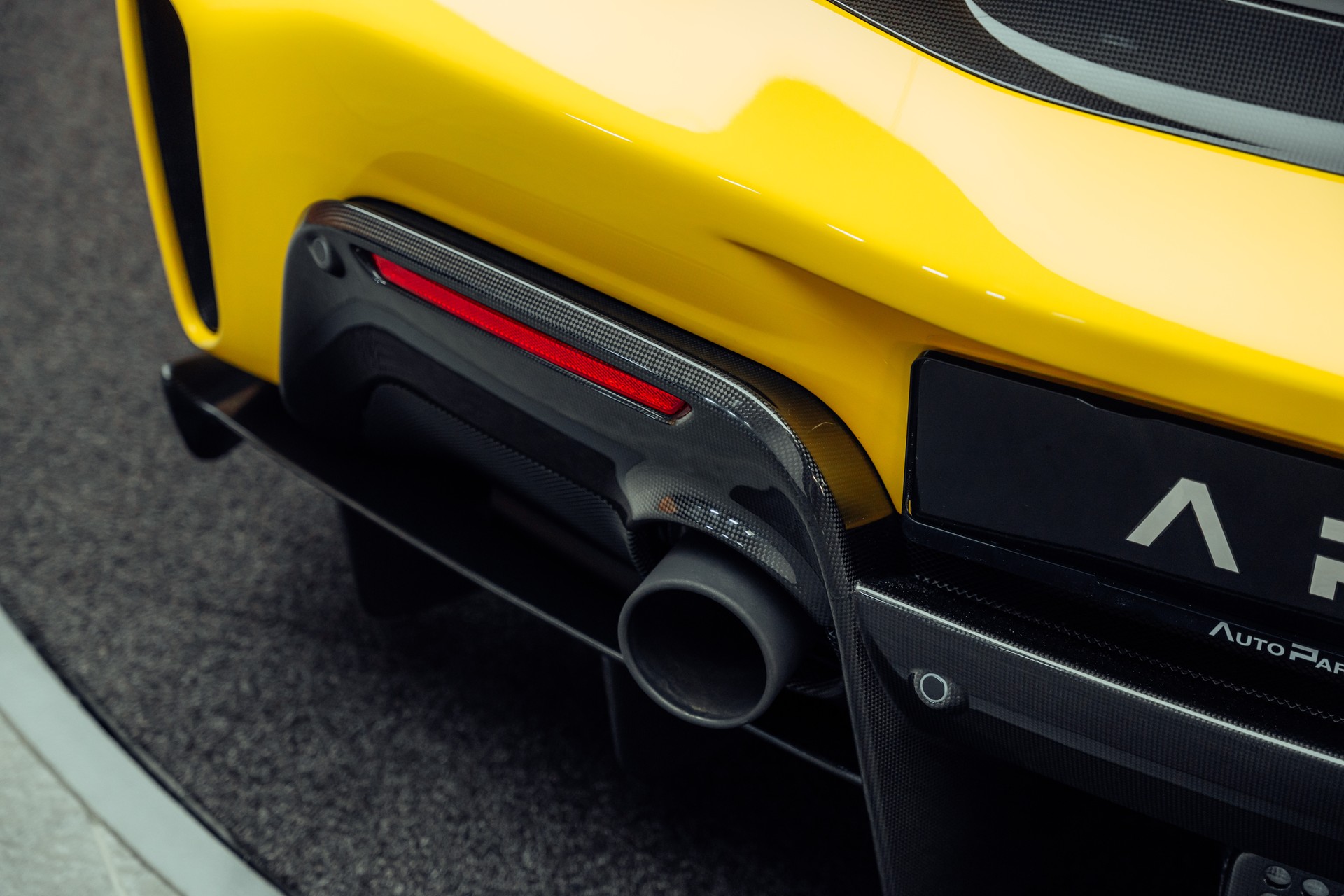 FERRARI 488 Pista 3.9 V8 Giallo Modena-image-24