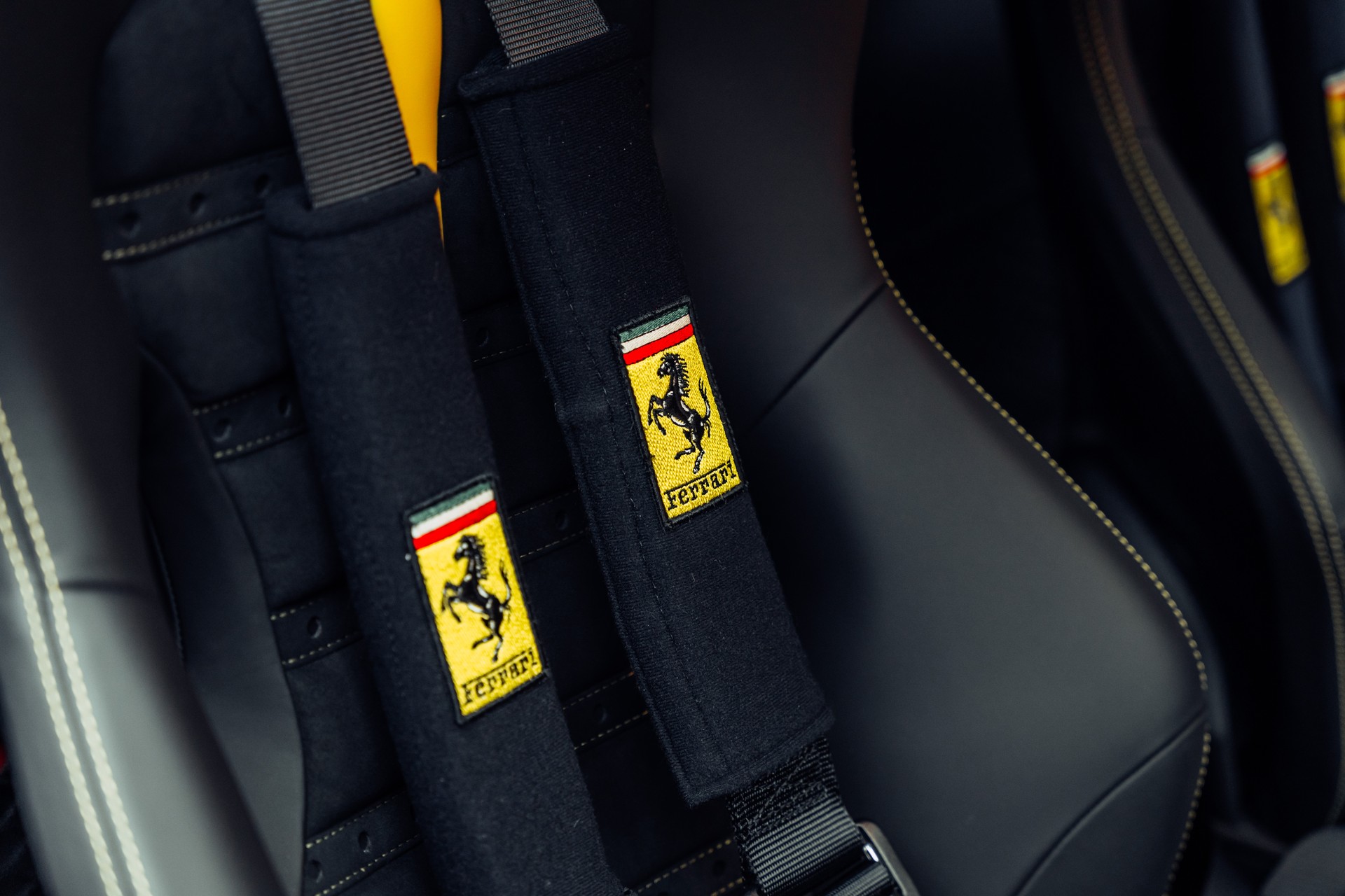FERRARI 488 Pista 3.9 V8 Giallo Modena-image-19