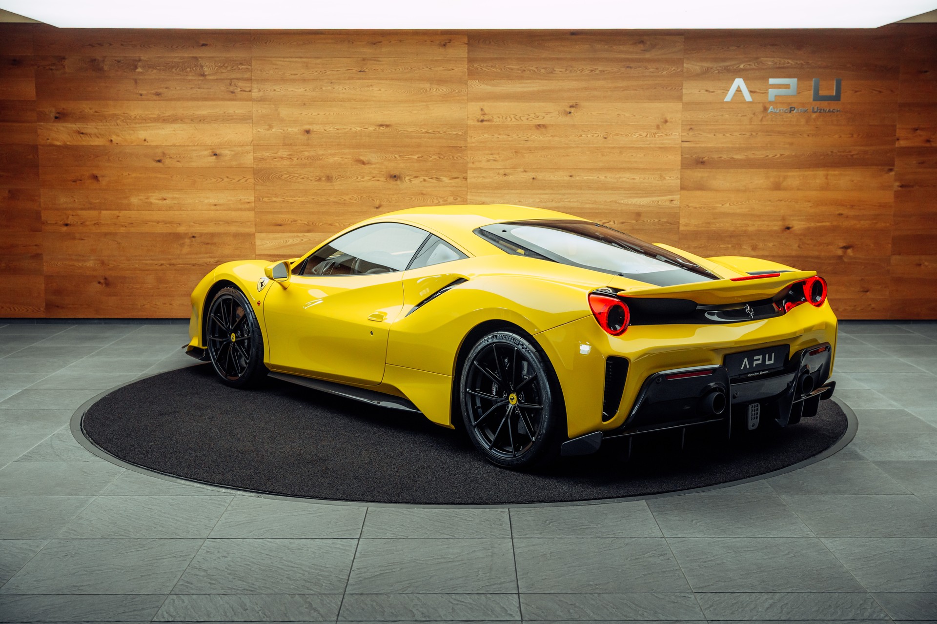 FERRARI 488 Pista 3.9 V8 Giallo Modena-showroom-element-2
