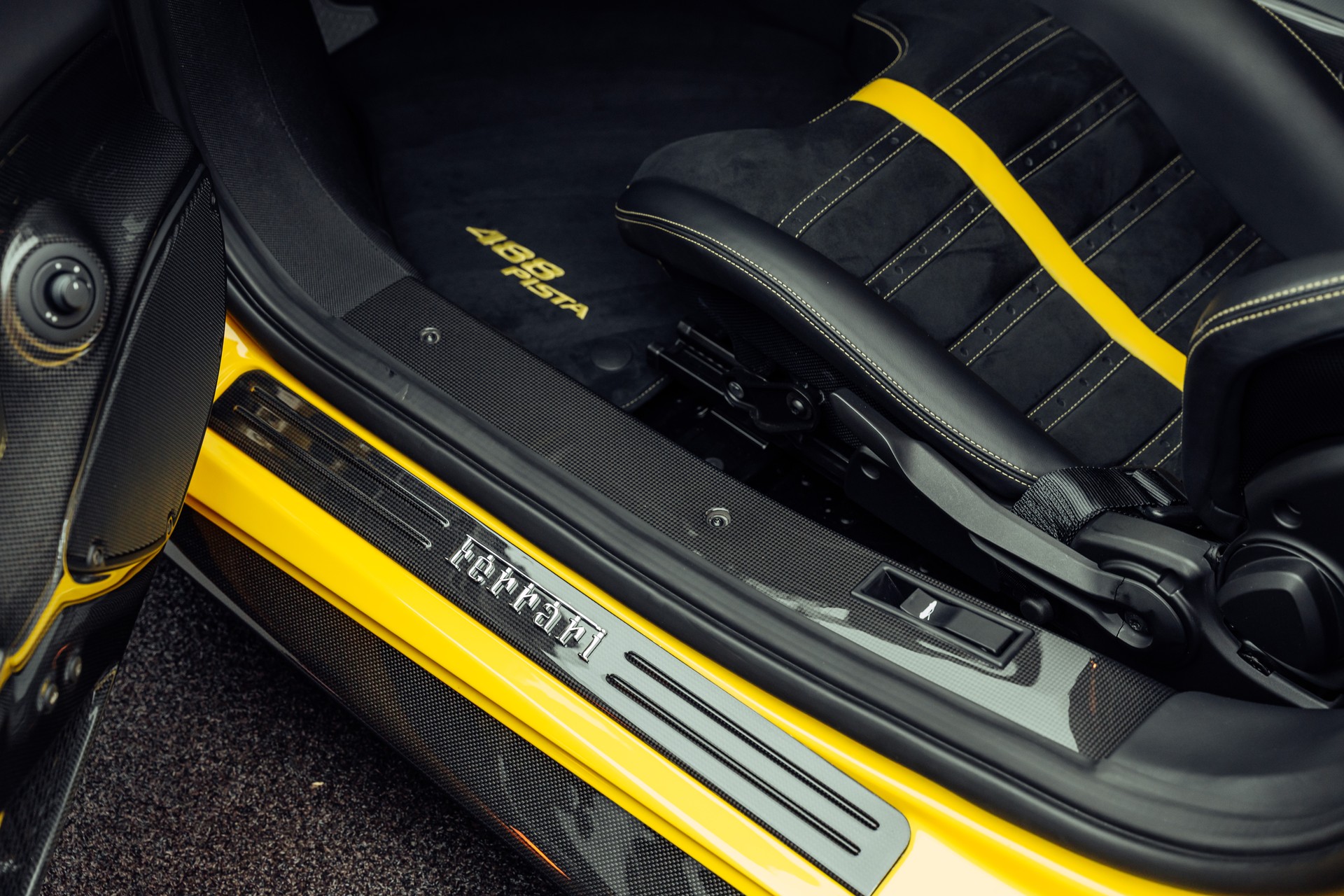 FERRARI 488 Pista 3.9 V8 Giallo Modena-image-10