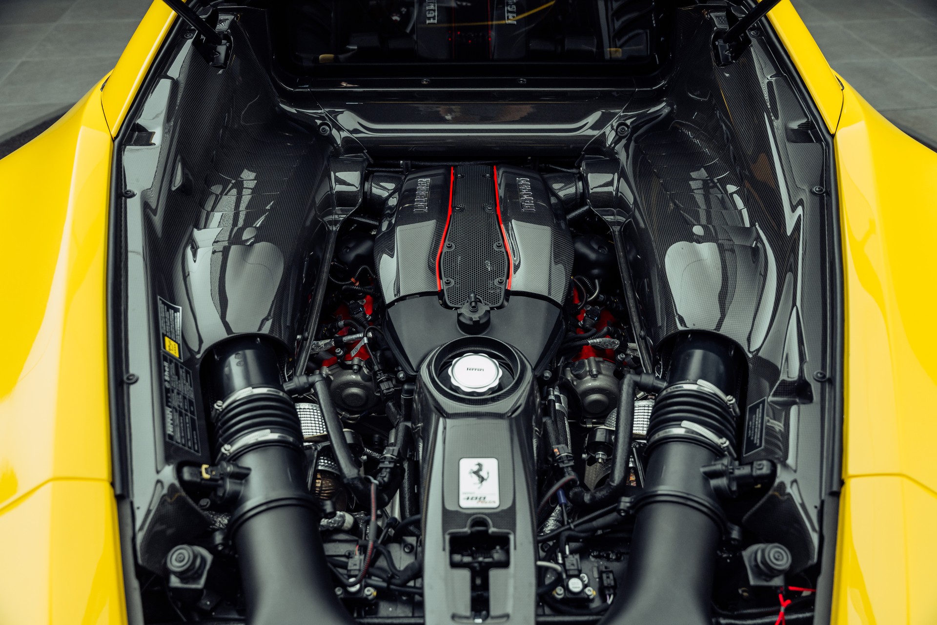 FERRARI 488 Pista 3.9 V8 Giallo Modena-image-21