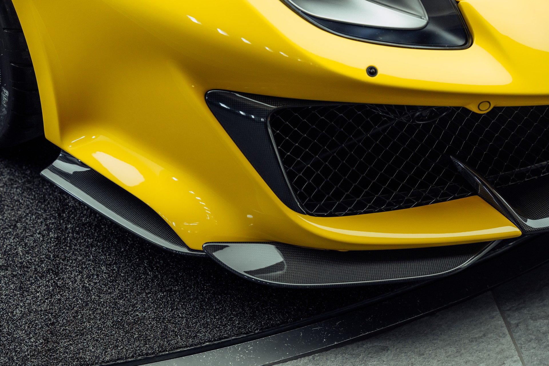 FERRARI 488 Pista 3.9 V8 Giallo Modena-image-26