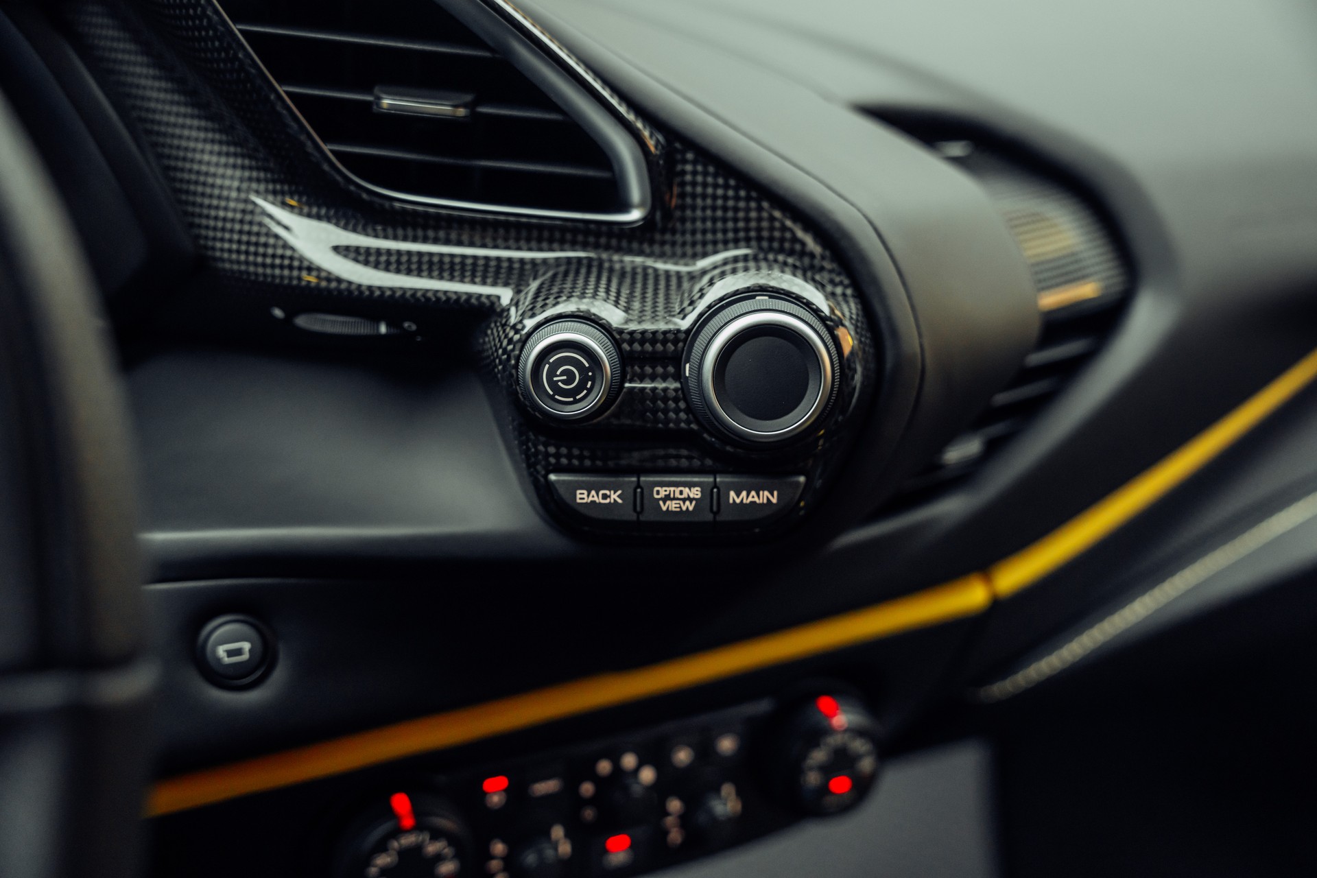 FERRARI 488 Pista 3.9 V8 Giallo Modena-image-15