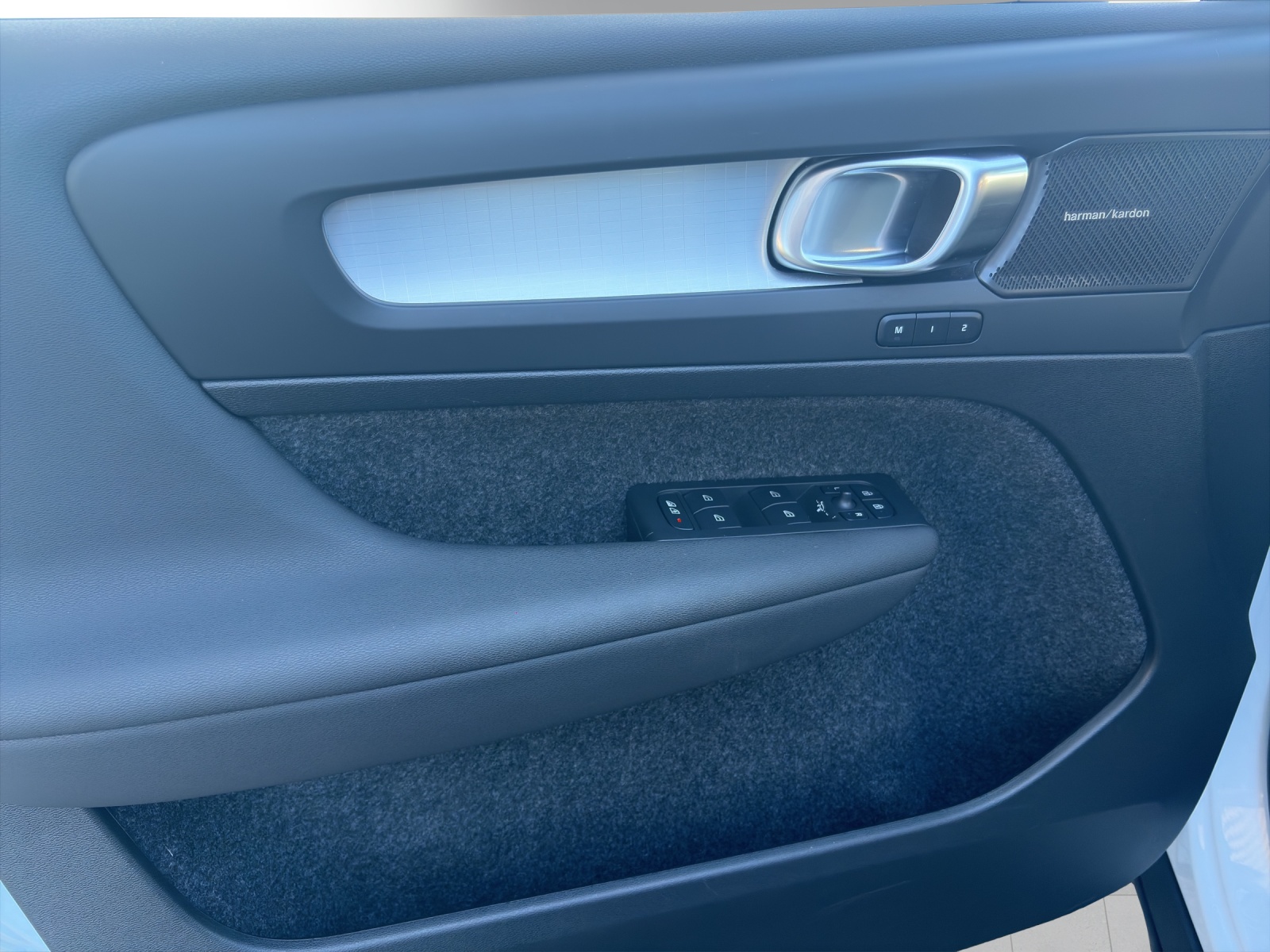 VOLVO XC40 B3 MHD Plus Dark-image-7