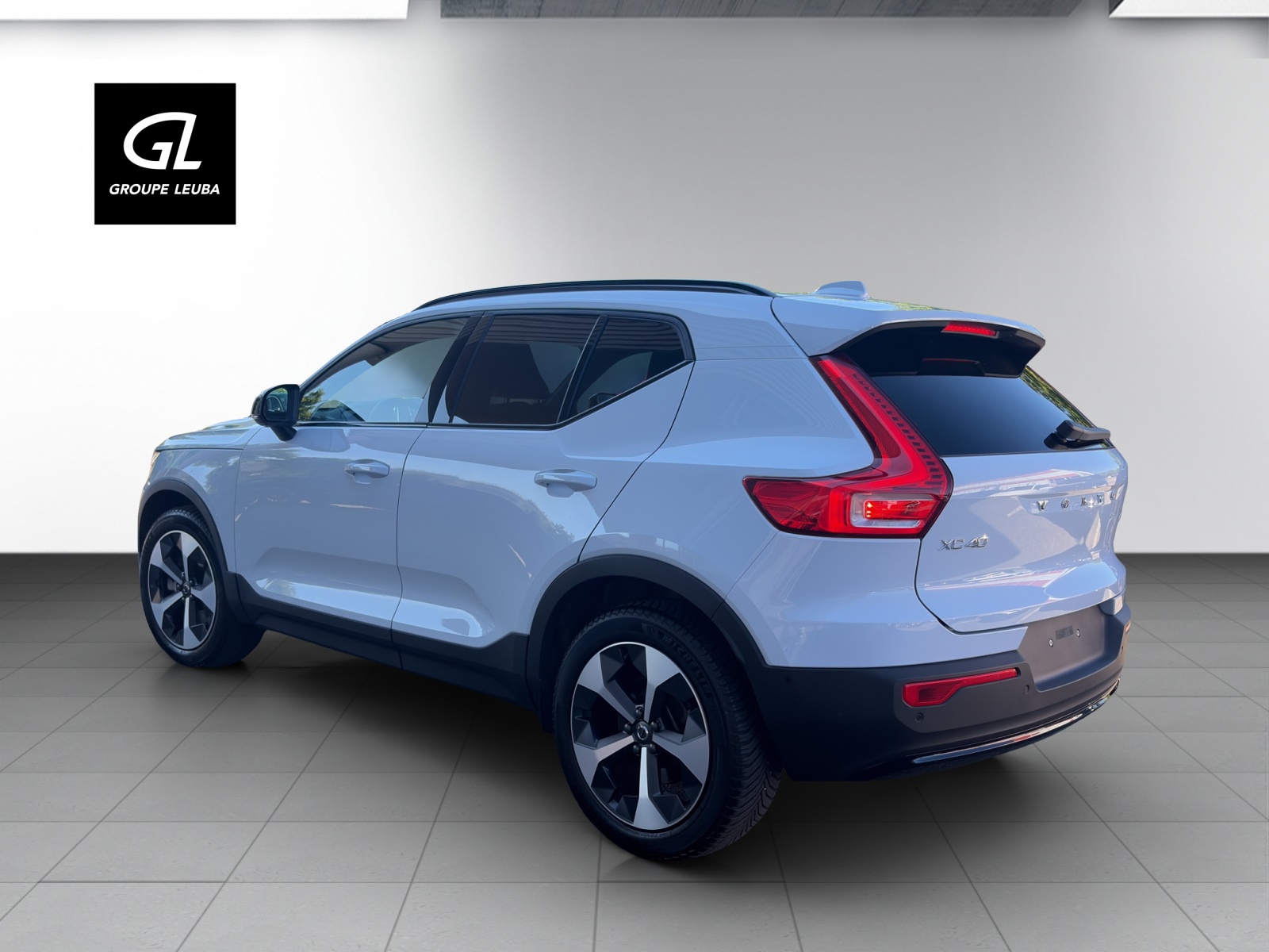 VOLVO XC40 B3 MHD Plus Dark-image-4