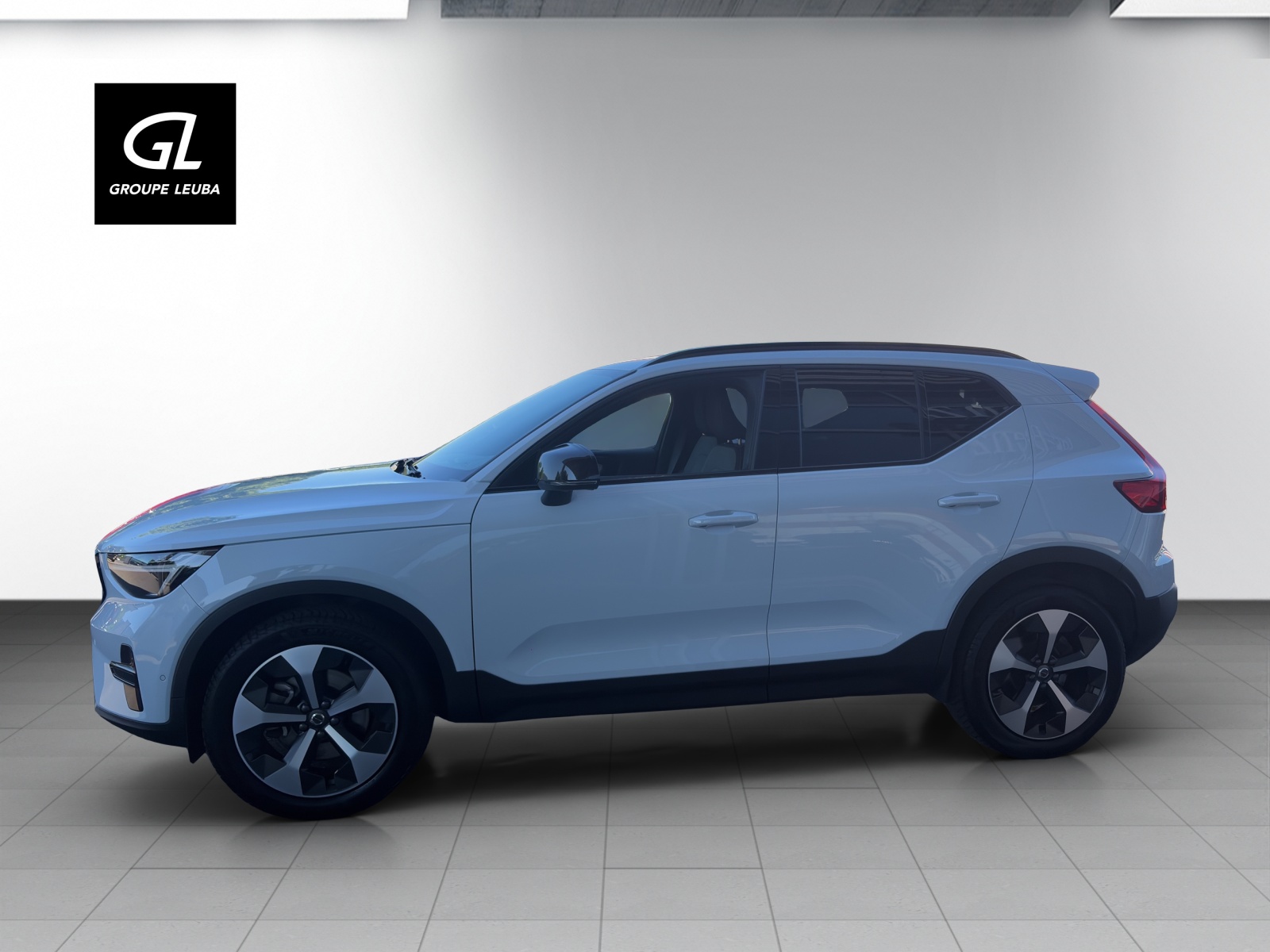 VOLVO XC40 B3 MHD Plus Dark-showroom-element-2